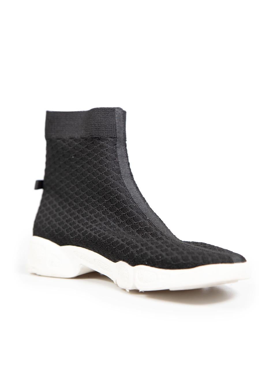 CONDIT ist sehr gut. Minimale Abnutzung der Turnschuhe ist offensichtlich. Leichte Verfärbungen an den Gummiseiten der beiden Schuhe.
 

 

 

 Einzelheiten
 

 

 Modell: Fusion
 

 Schwarz
 

 Synthetisch
 

 Turnschuhe stricken
 

 Hoch oben
 


