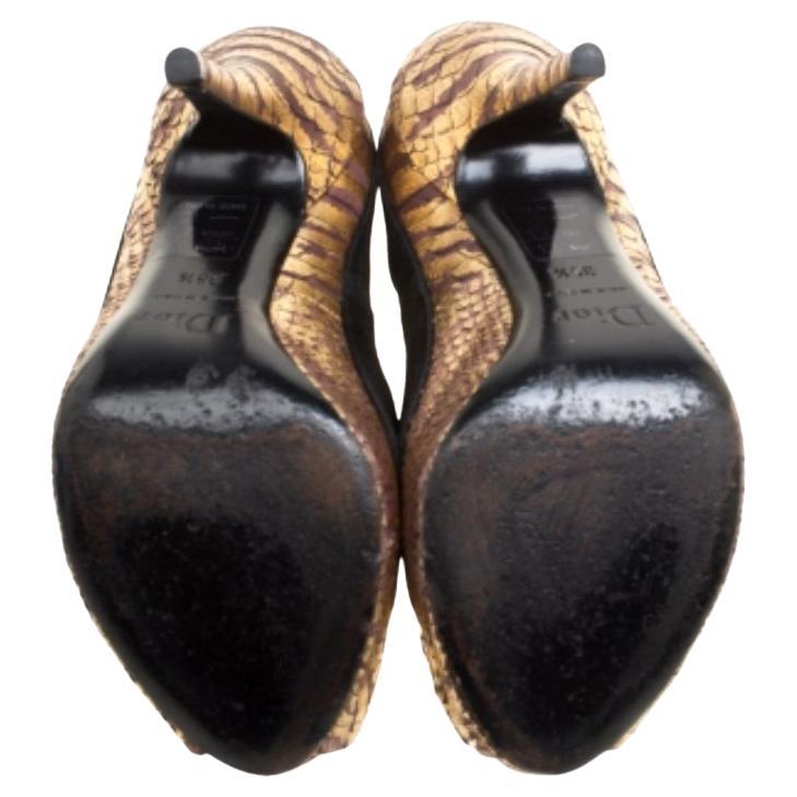 Les pompes comme celles-ci sont rares et exclusives et méritent donc une place de choix dans votre garde-robe ! Ces escarpins Dior noirs et dorés sont fabriqués à partir d'un matériau de qualité.  en daim et en cuir de python et présentent une