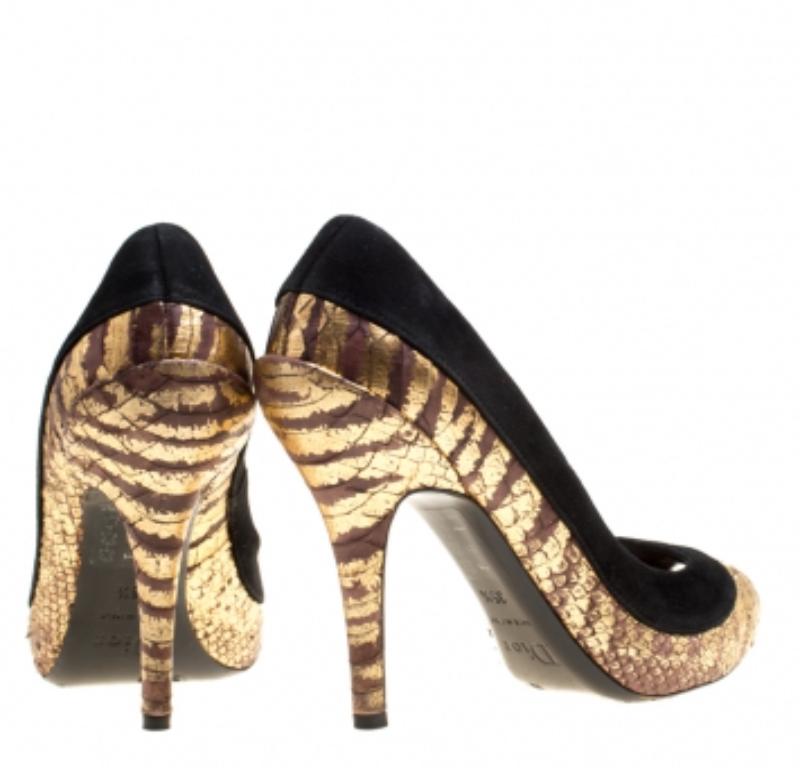 Noir Dior Black/Gold Suede and Python Peep Toe Pumps Size 35.5 en vente