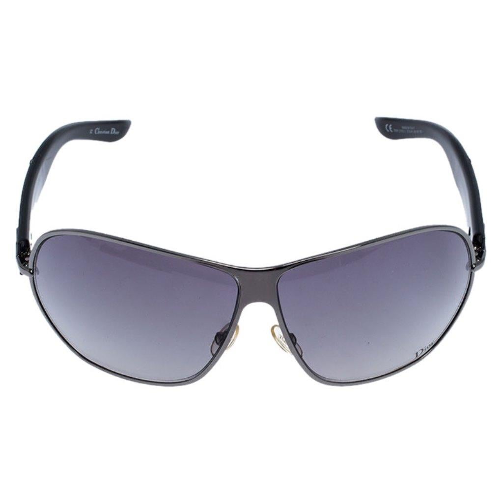 This pair of sunglasses is super trendy. Made from acetate and gunmetal-tone fittings, the pair features a lovely shape, brand details on the temples and protective lenses. The sunglasses will not just shield you on sunny days but will also add to