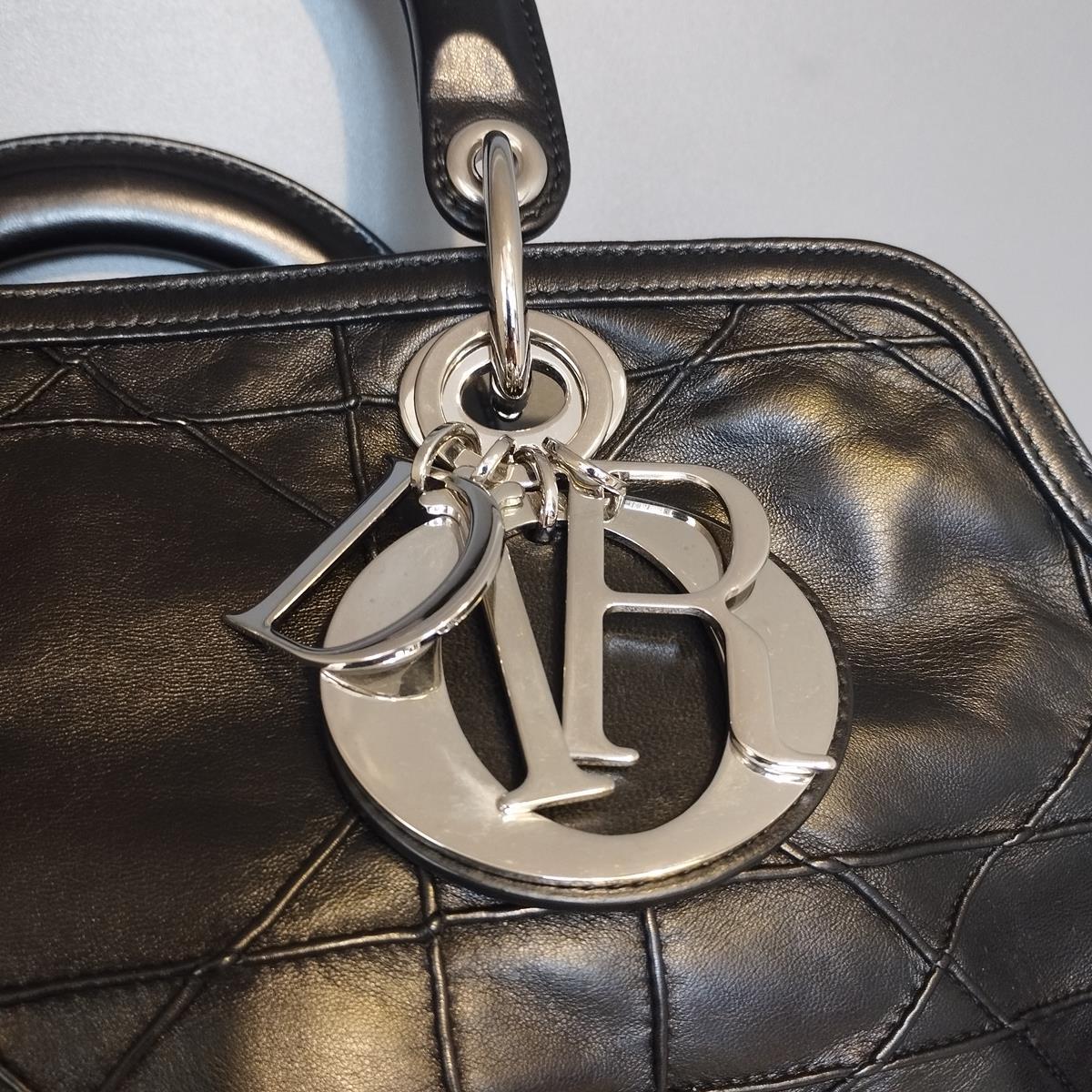 Precioso e icónico bolso Dior
Piel supersuave, napa
Color negro
Doble asa
Se puede llevar cruzada (extraíble)
Tres compartimentos, uno central con cremallera
Bolsillo interior con cremallera, soporte para el teléfono y bolsillo adicional
Cm 32 x 30