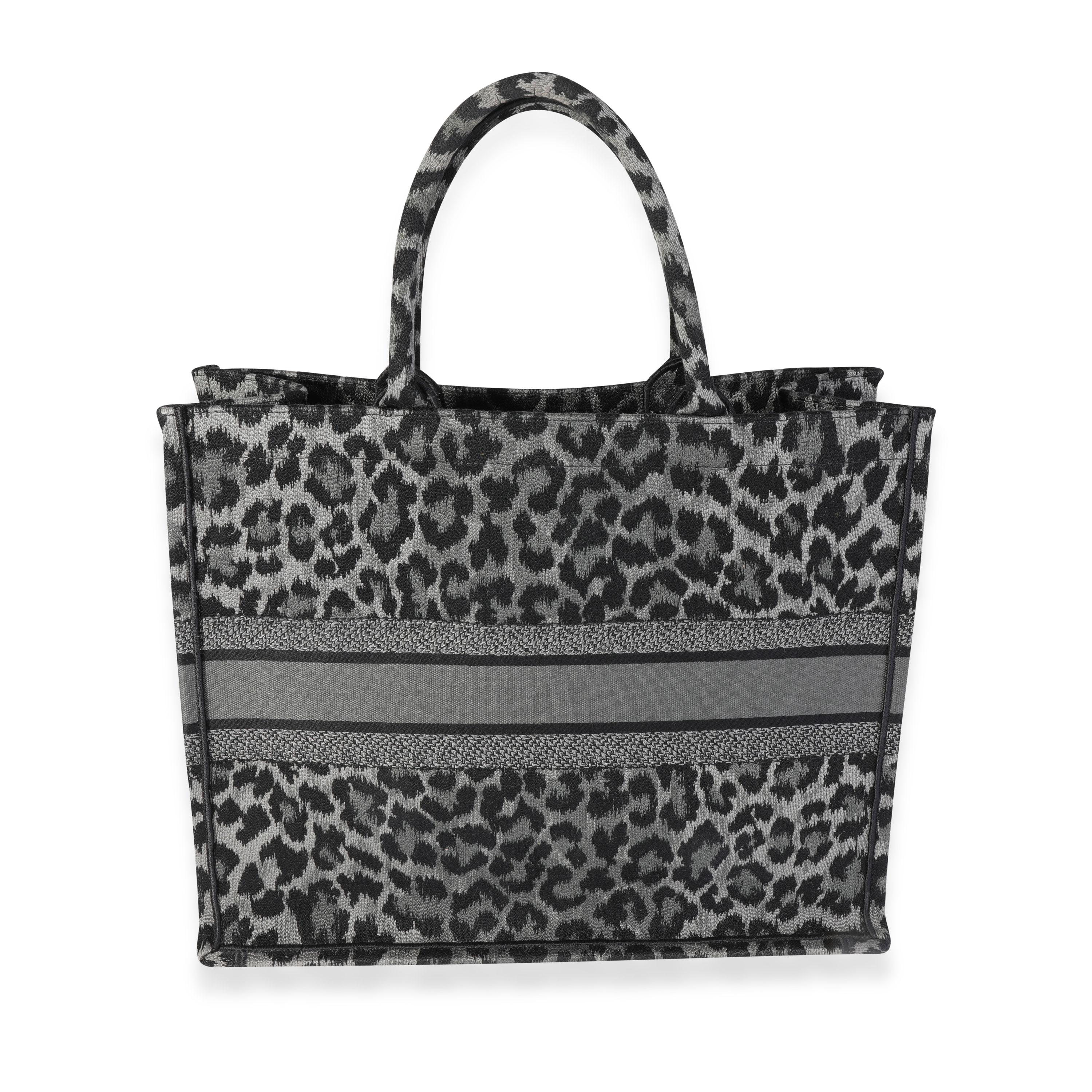 Auflistung Titel: Dior Schwarz & Grau Leopard Mizza Stickerei Großes Buch Tote
SKU: 120608
MSRP: 3800.00
Zustand: Gebraucht 
Zustand der Handtasche: Ausgezeichnet
Bemerkungen zum Zustand: Ausgezeichneter Zustand. Keine sichtbaren Anzeichen von