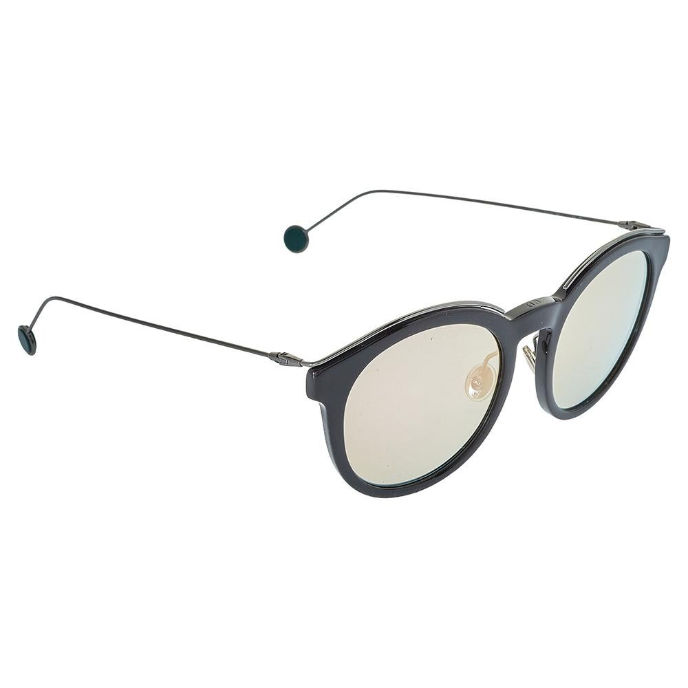 These sunglasses from Dior exude high fashion! The round silhouette and black-tone accents make the creation look chic and stylish. However, the mirrored lenses are the major highlight of this pair. Flaunt these sunnies every time you step