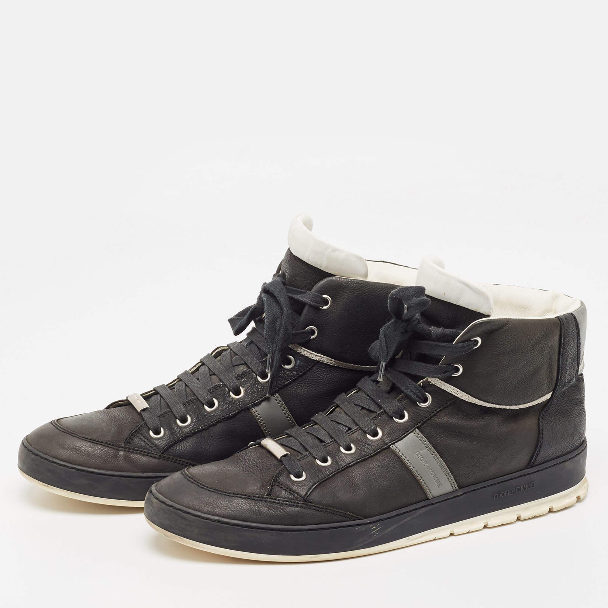Elevate your footwear game with these Dior high-top sneakers. Combining high-end aesthetics and unmatched comfort, these sneakers are a symbol of modern luxury and impeccable taste.