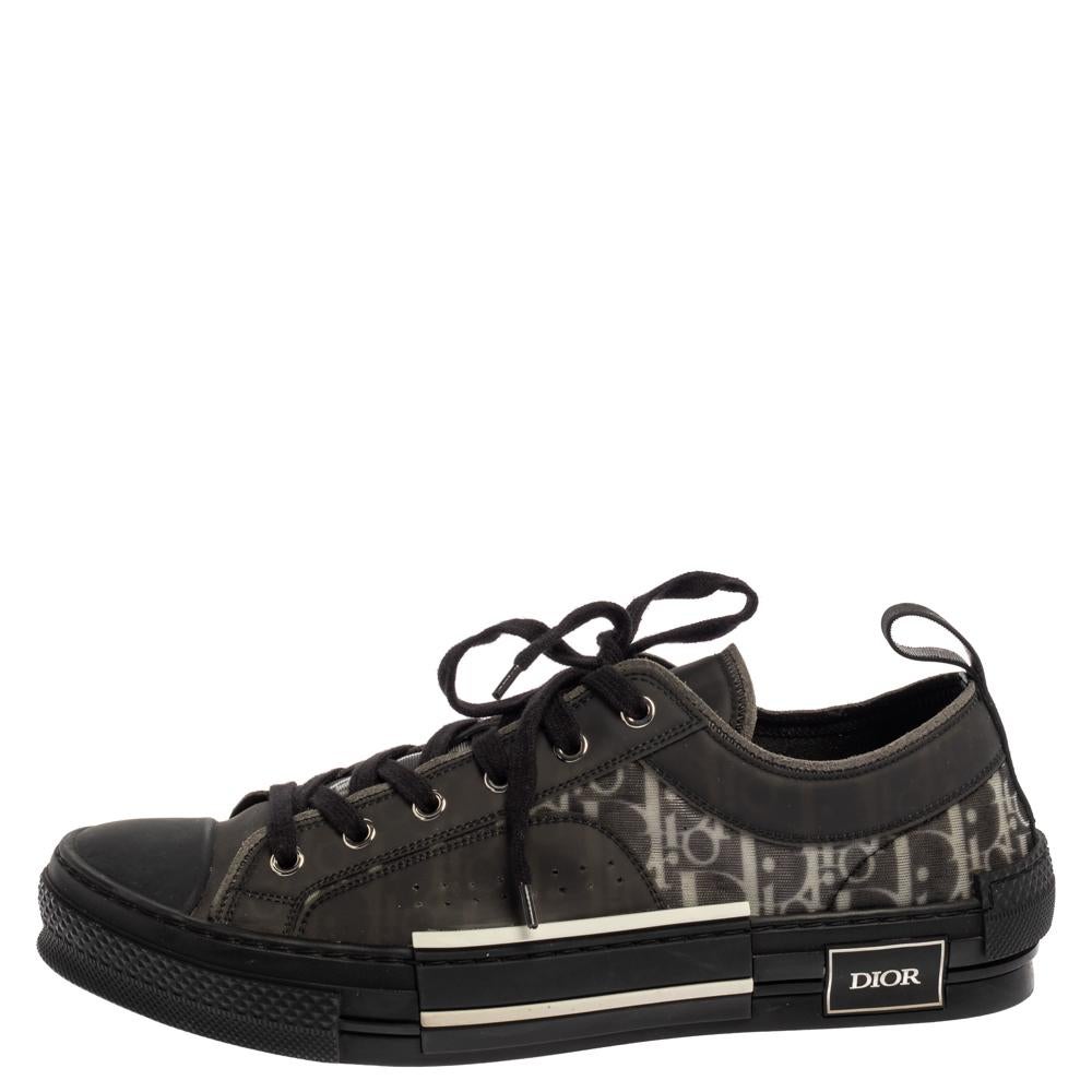 These Dior sneakers are characterized by subtle charm and unmatched comfort. Crafted from Oblique printed mesh, these sneakers have matching laces along the shoe arches. They are accented with the brand label on the midsoles. The insoles are lined