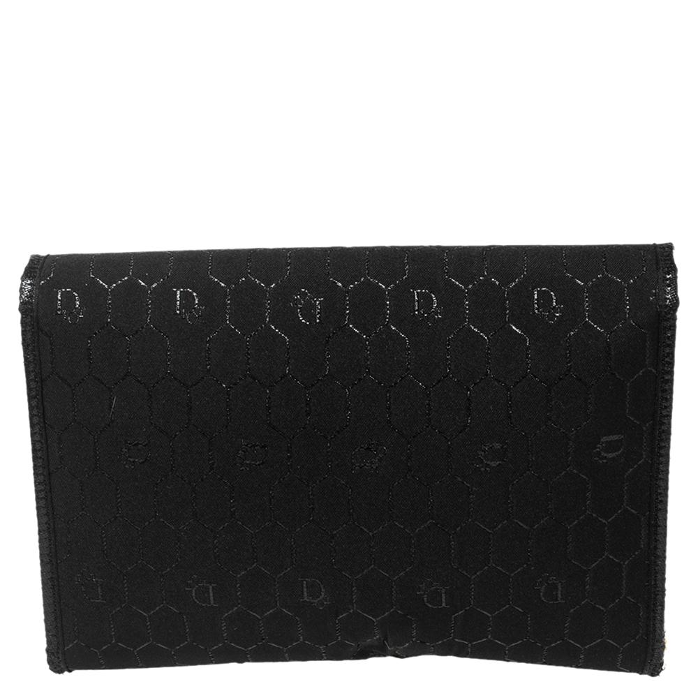 This Dior vintage shoulder bag has a honeycomb fabric exterior trimmed with leather. It has the brand detail on the flap and a chain handle for shoulder wear.