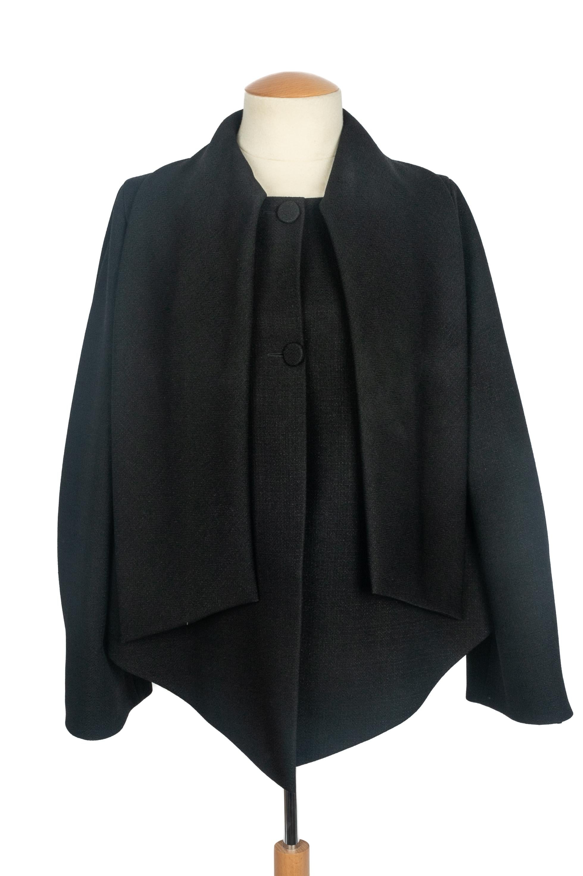 DIOR - (Made in France) Giacca nera con sciarpa stile ascot. Taglia 36FR.

Condizioni:
Ottime condizioni

Dimensioni:
Larghezza spalle: 40 cm - Lunghezza maniche: 61 cm - Lunghezza: 65 cm

SKU:FV239
