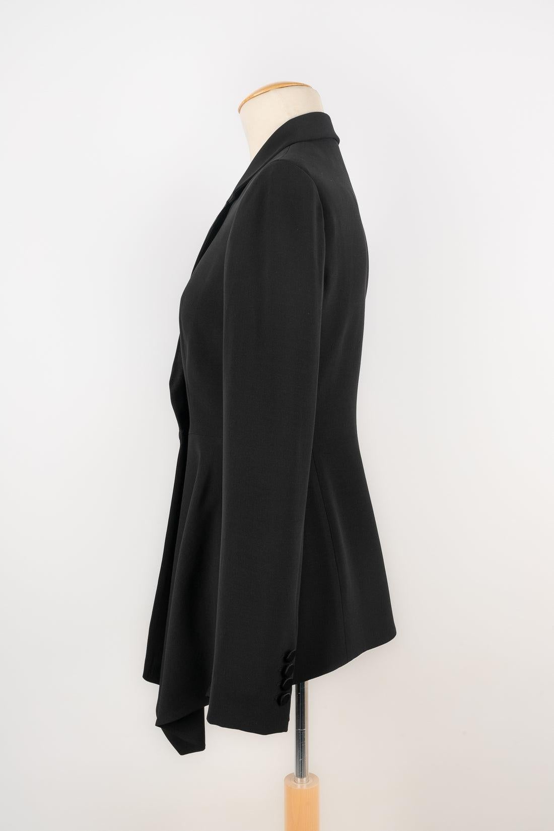 Dior - (Made in France) Black jacket with a satin lapel. Composition and size labels missing, it fits a 36FR.

Additional information:
Condition: Very good condition
Dimensions: Shoulder width: 39 cm - Waist: 35 cm - Sleeve length: 55 cm

Seller