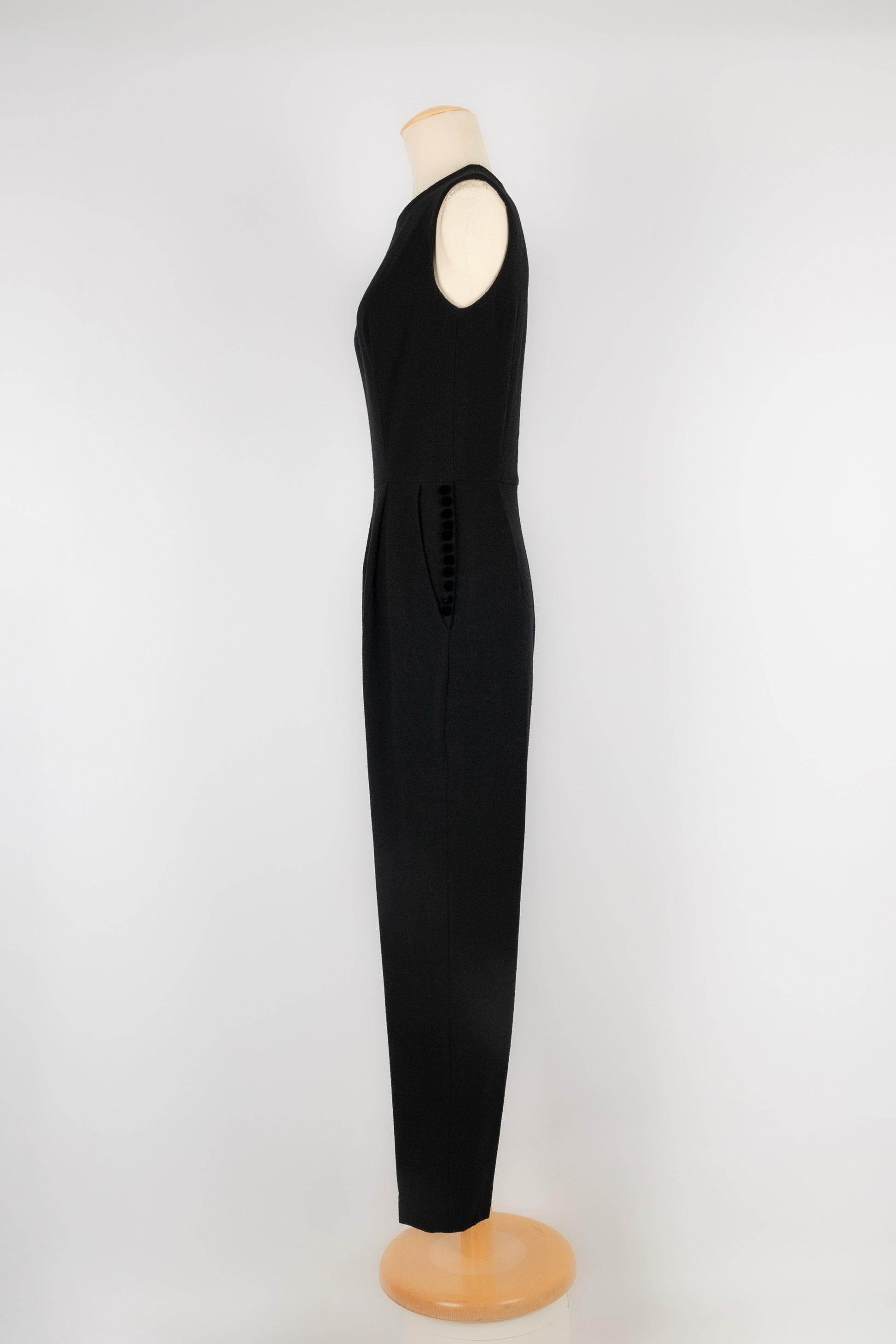 Dior - (Made in France) Schwarzer Wollpullover mit kleinen schwarzen Samtknöpfen. Keine Größe noch Zusammensetzung Label, es passt ein 38FR.

Zusätzliche Informationen:
Zustand: Sehr guter Zustand
Abmessungen: Brustkorb: 43 cm - Taille: 35 cm -