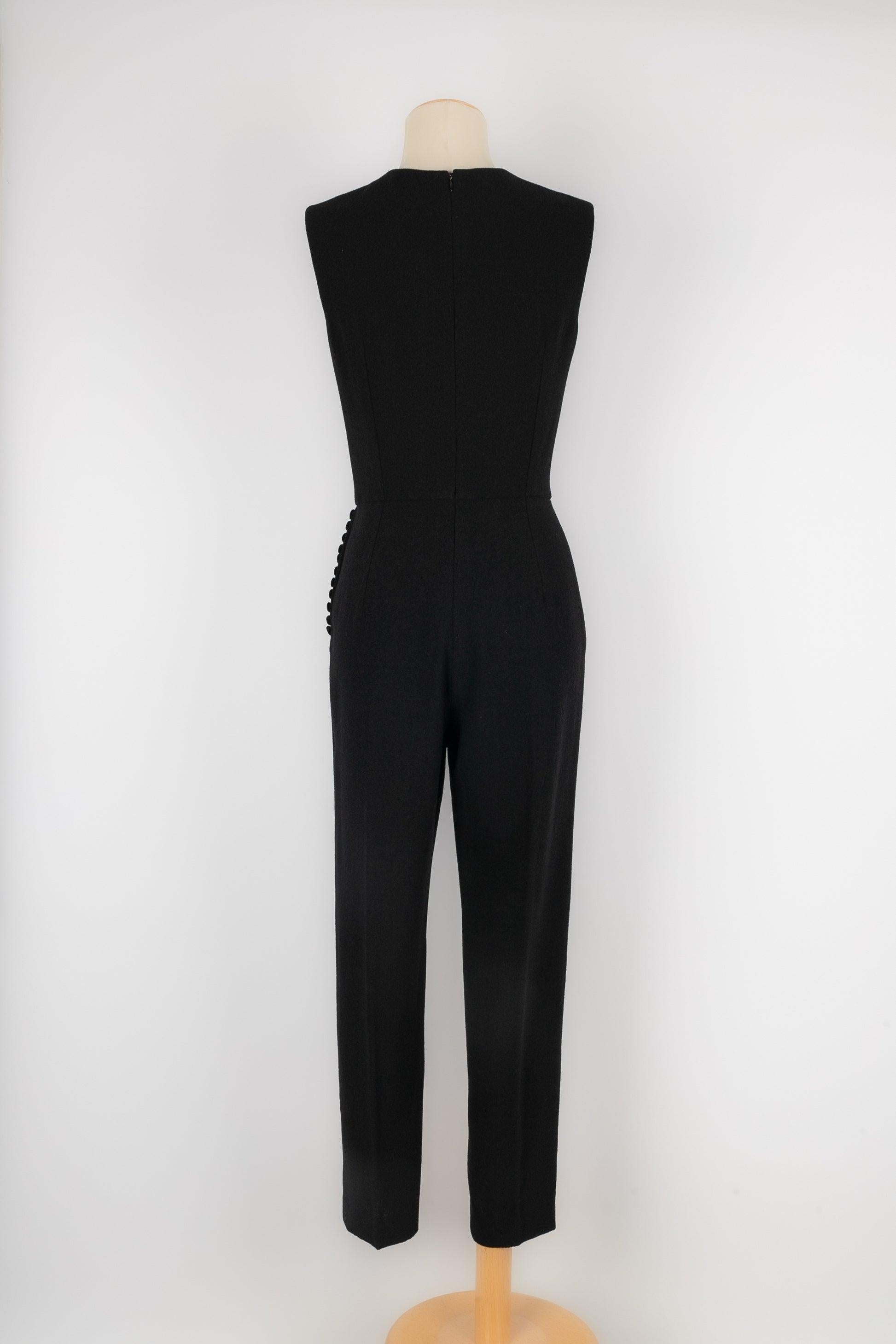 Schwarzer Jumpsuit von Dior mit winzigen schwarzen Samtknöpfen im Zustand „Hervorragend“ im Angebot in SAINT-OUEN-SUR-SEINE, FR