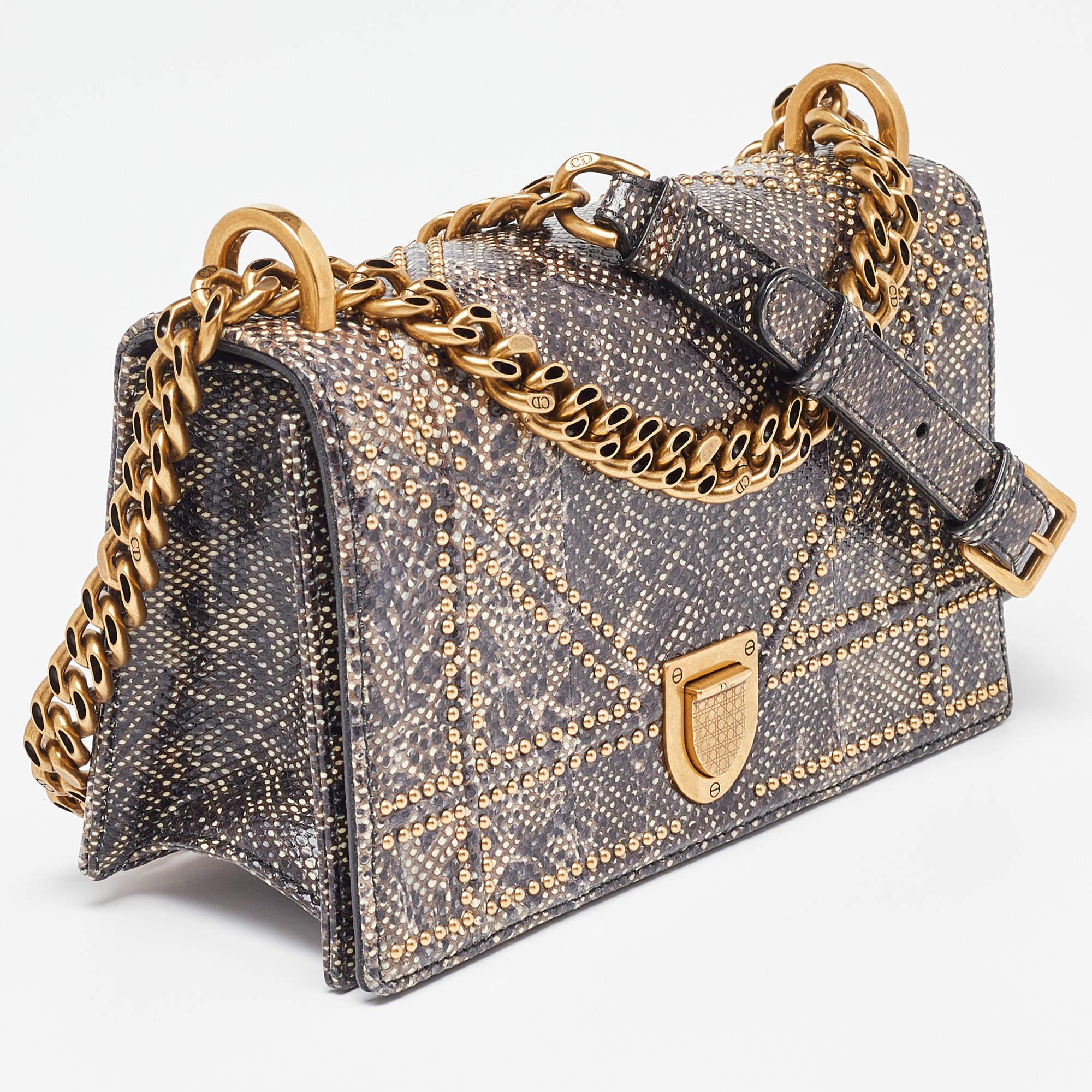 For a look that is complete with style, taste, and a touch of luxe, this designer bag is the perfect addition. Flaunt this beauty on your shoulder and revel in the taste of luxury it leaves you with.


