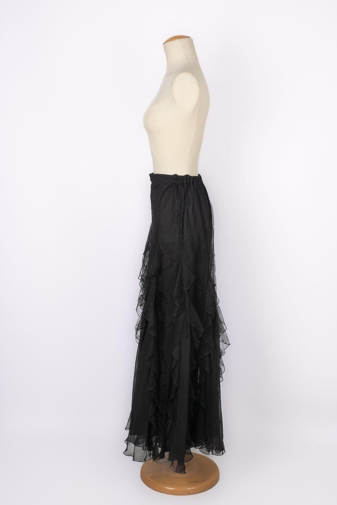 Dior - (Made in France) Black lace skirt. Please notice that the original piece was a dress and was turned into a skirt. Size and composition labels missing, it fits a 36FR.

Additional information:
Condition: Very good condition
Dimensions: