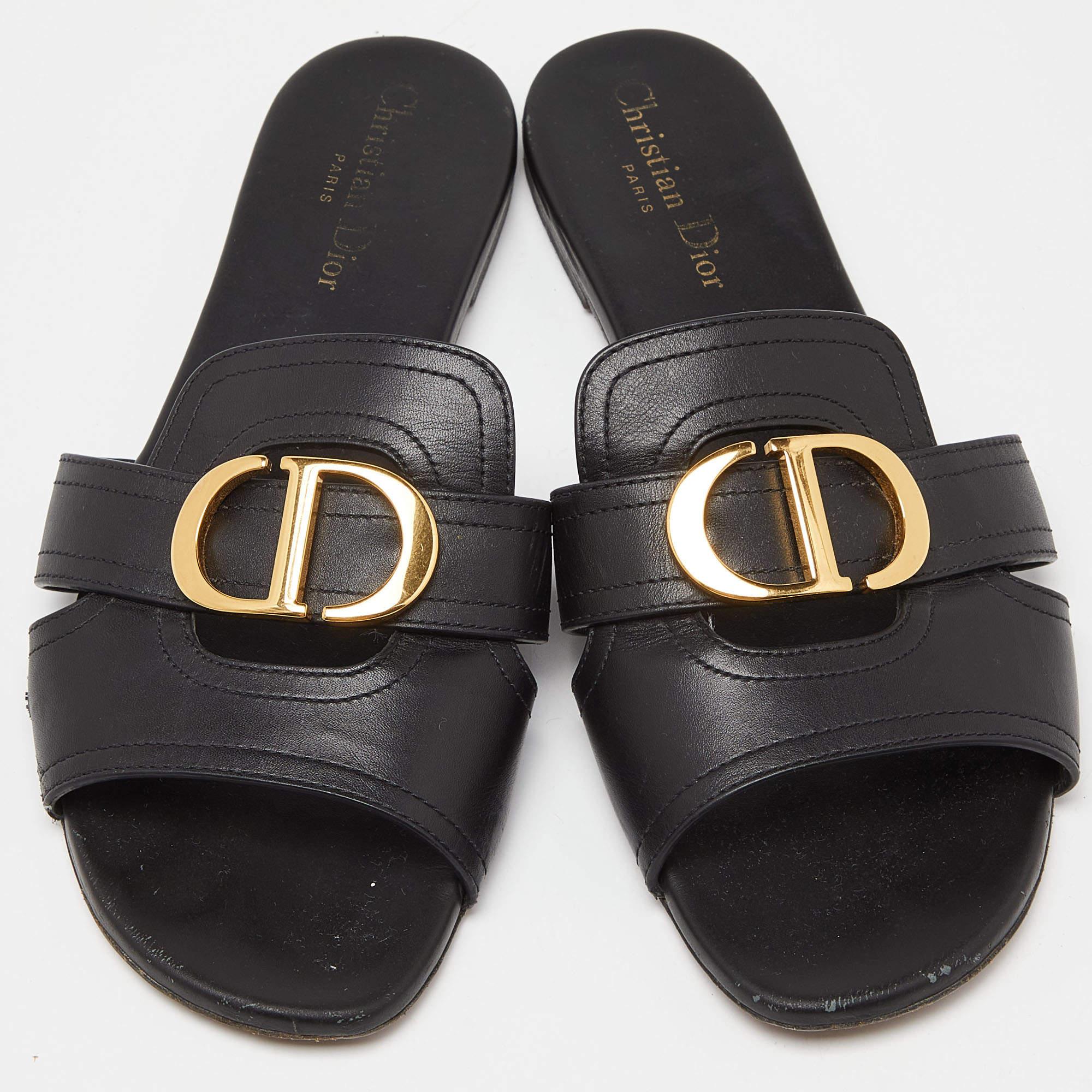 Dior Black Leather 30 Montaigne Flat Slide Sandals Size 39.5 In Fair Condition In Dubai, Al Qouz 2