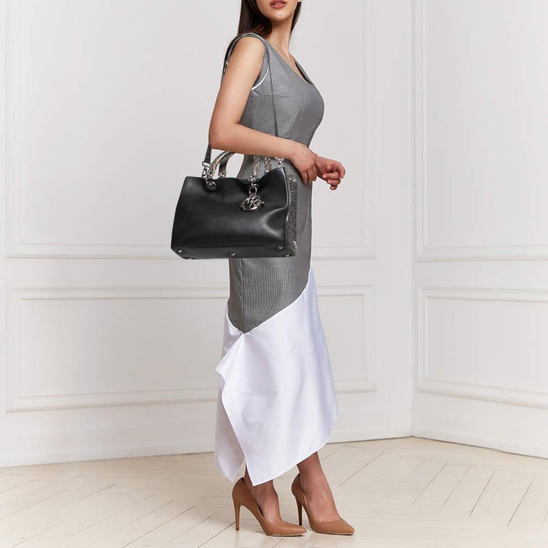 Ensure your day's essentials are in order and your outfit is complete with this Dior bag. Crafted using the best materials, the bag carries the maison's signature of artful craftsmanship and enduring appeal.

Includes: Original Dustbag, Detachable