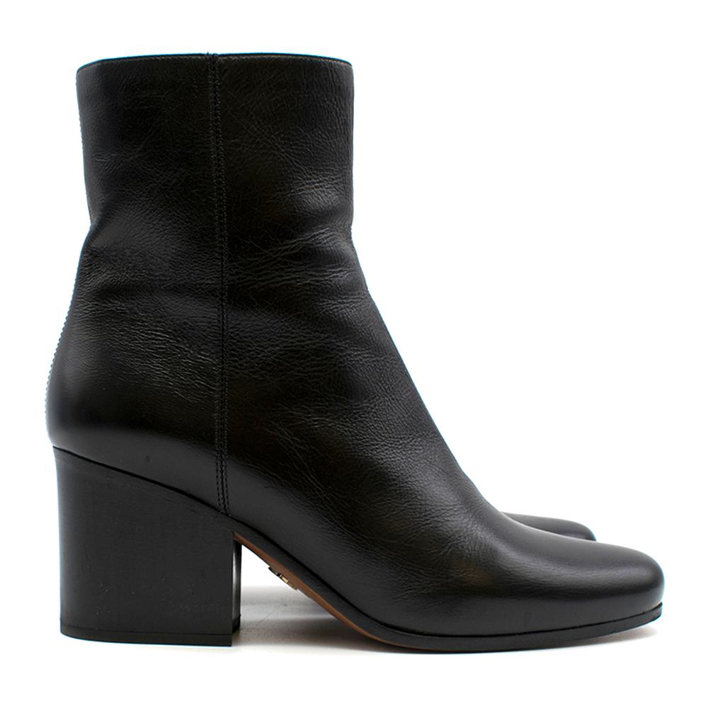 Timeless design black leather ankle boots with almond-toe and 7cm heel.

-Side zip (Both in a good condition)
-7cm block heel
-Made in Italy

Please note, these items are pre-owned and may show signs of being stored even when unworn and unused. This