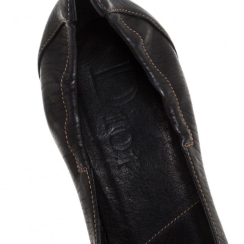 Vous ne pouvez jamais vous tromper avec ces élégants escarpins à chouchou de Dior. Fabriquées en Italie, elles sont en cuir de qualité et se déclinent en noir. Cette paire classique est dotée de bouts ronds, d'un logo sur l'empeigne, d'un matériel