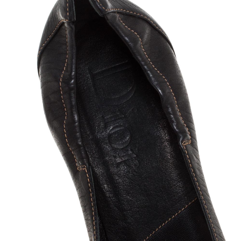 Dior Black Leather Buckle Scrunch Pumps Size 40 For Sale 2