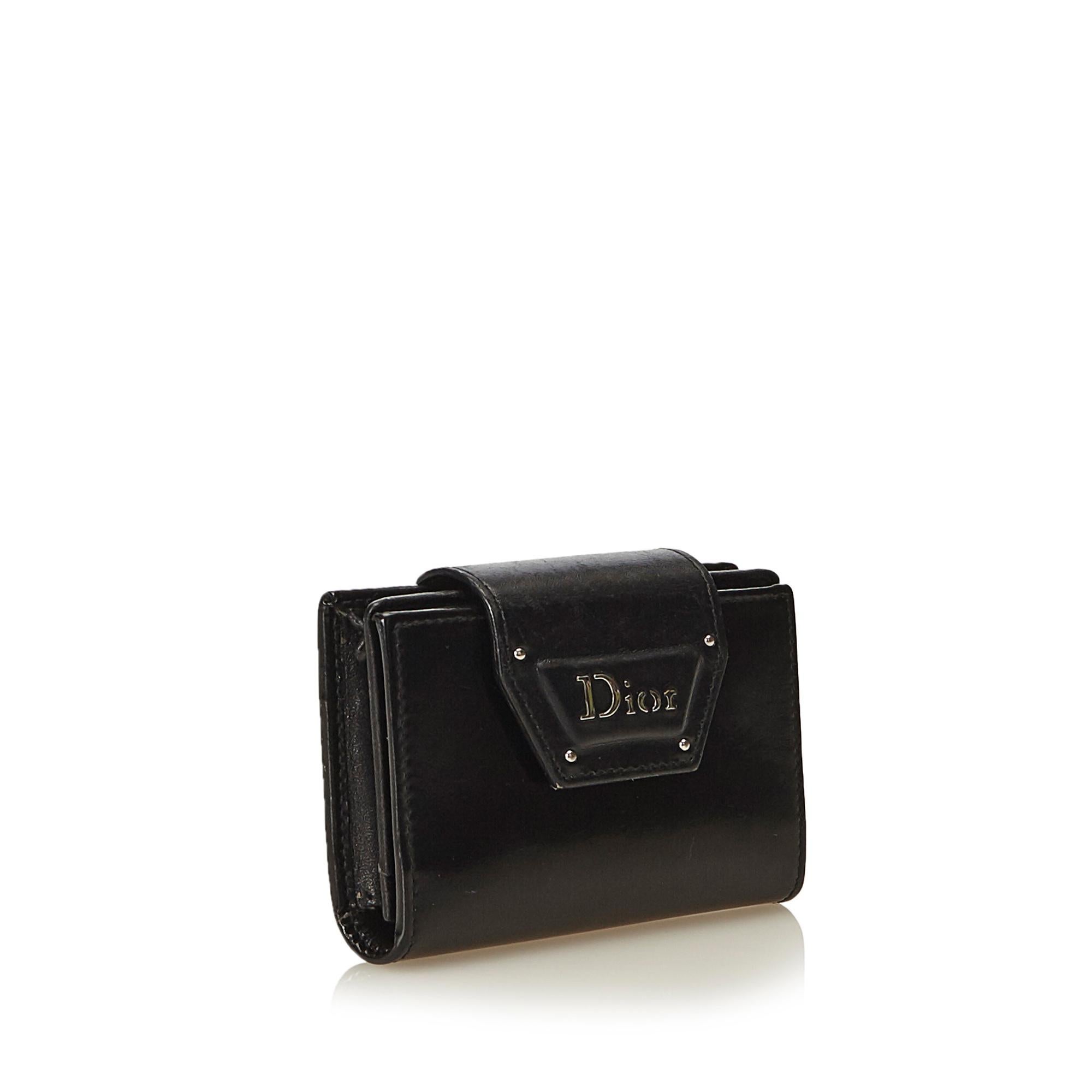 This card case features a leather body, strap with snap closure, and interior slip pockets. It carries as B+ condition rating.

Inclusions: 
This item does not come with inclusions.

Dimensions:
Length: 7.50 cm
Width: 11.00 cm
Depth: 2.00
