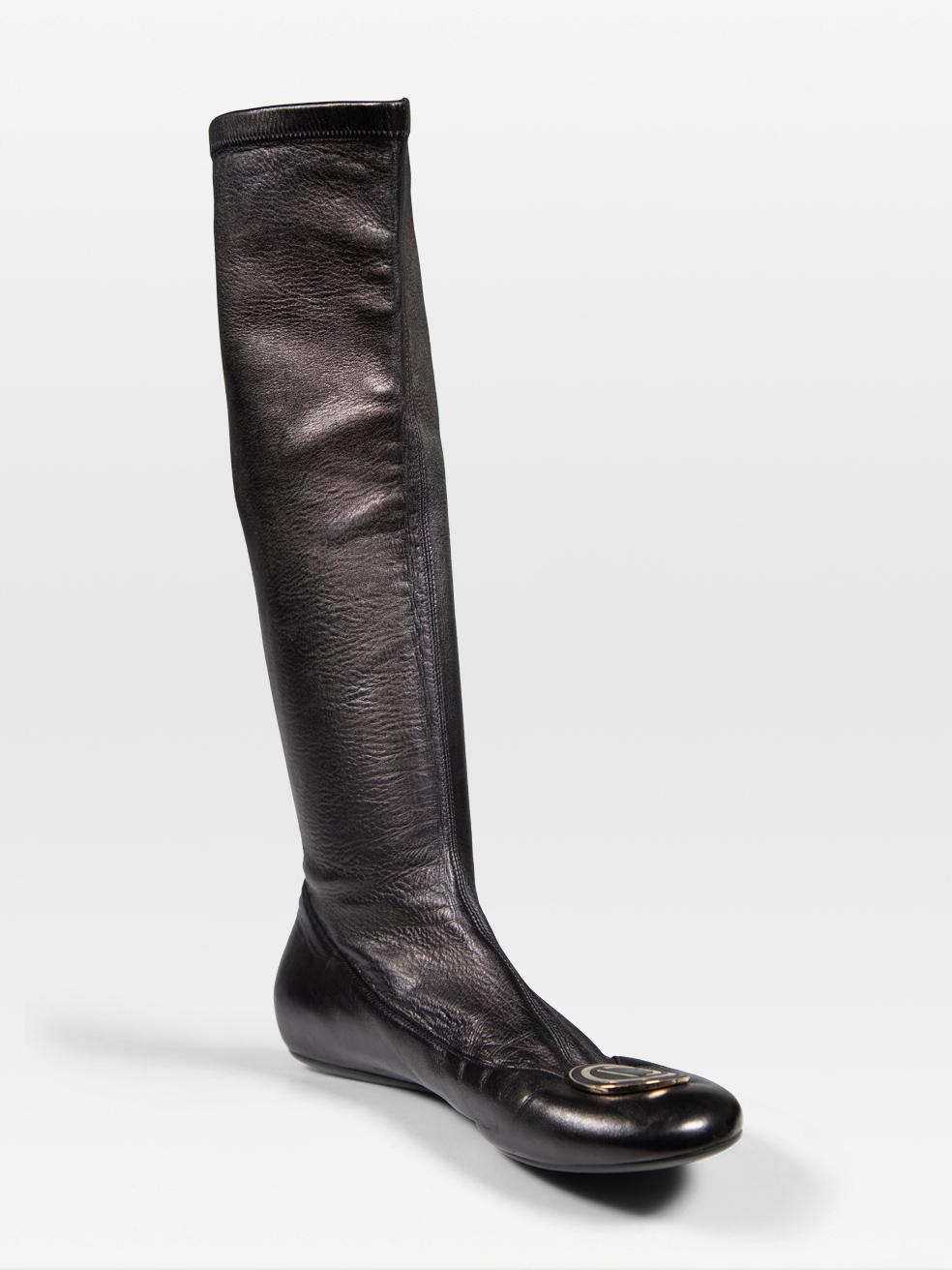 CONDIZIONE: molto buona. Le scarpe presentano un'usura minima. Abrasioni sul contrafforte di entrambe le scarpe, sul lato inferiore sinistro della scarpa sinistra, sul lato inferiore destro della scarpa sinistra, sul lato superiore destro della