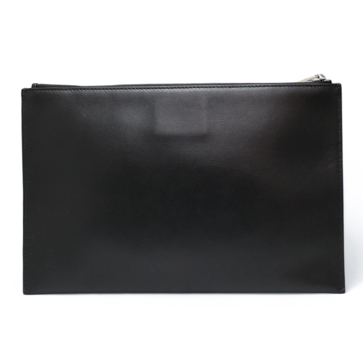 Stunning Dior smooth leather clutch bag
Condition: very good
Made in Italy
Material : smooth leather
Interior : black textile
Color : black
Dimensions : 26,5 x 18 cm
Serial number: 29BO...
Year: 2021
Hardware : silver-plated metal
Details :
