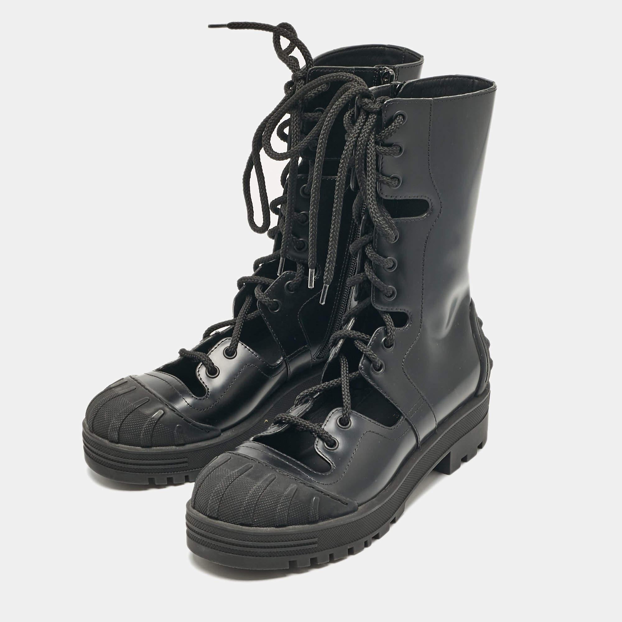 Les bottes sont un élément essentiel de votre garde-robe et ces bottes fabriquées dans des matériaux de qualité supérieure sont un excellent choix. Offrant le meilleur du confort et du style, cette paire à la semelle robuste sera parfaite avec un