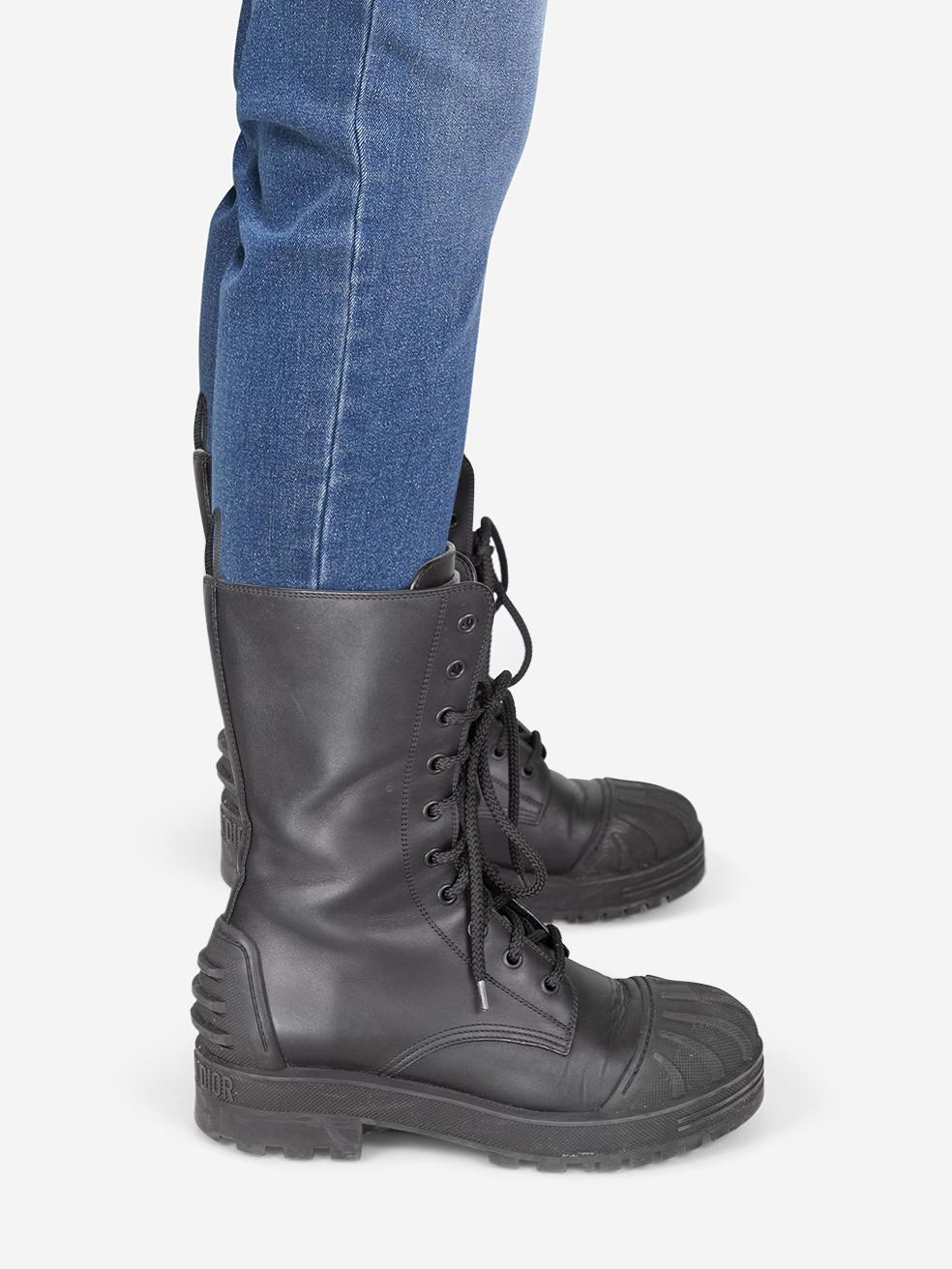 L'ÉTAT est très bon. L'usure des bottes est minime. Usure minime aux deux embouts où des décolorations sont visibles. Le cuir des deux boîtes à orteils présente des plis généraux. Abrasion sur le bord de la semelle, le contrefort et les deux côtés