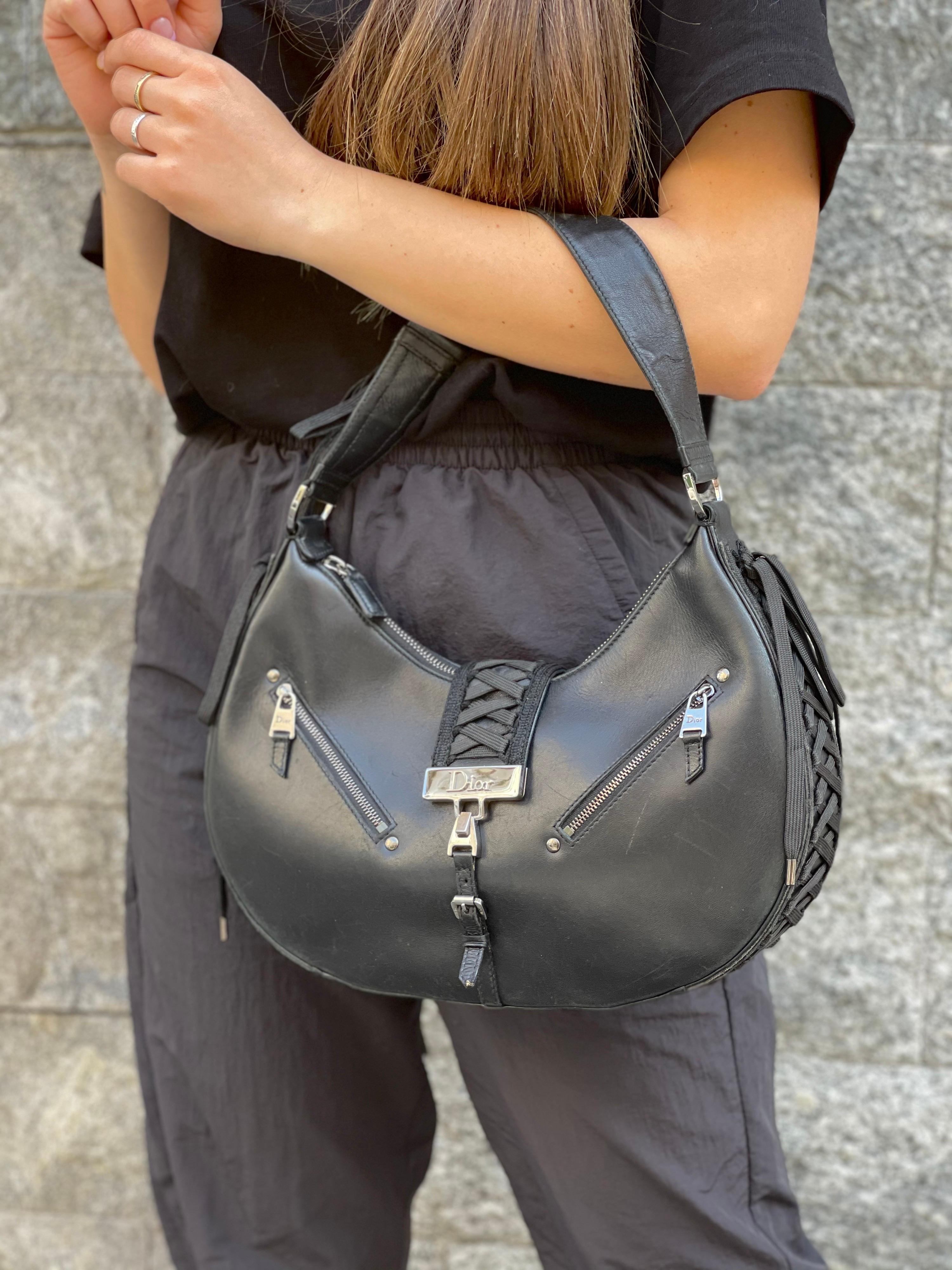 Vintage bag, signed Dior, made of black leather with silver hardware. Equipped with a hook and zip closure, internally lined in black fabric, quite roomy. Equipped with a 4 cm thick handle to wear the bag on the shoulder. It is in good condition.
