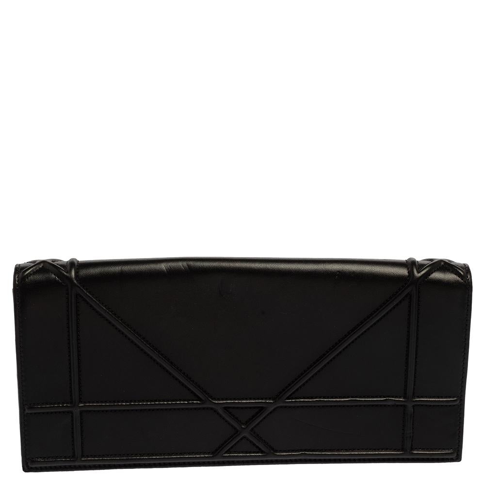 This Diorama bag is simply breathtaking! From its structured shape to its artistic craftsmanship, the clutch sweeps us off our feet. It has been crafted from black leather and covered in the brand's signature Cannage pattern. A magnetic closure on