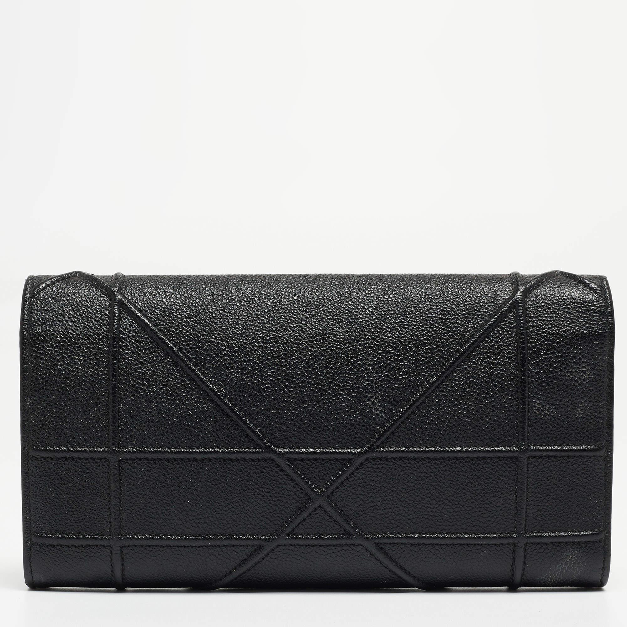 This designer wallet is an immaculate balance of sophistication and rational utility. It has been designed using prime quality materials and elevated by a sleek finish. The creation is equipped with ample space for your monetary essentials.

