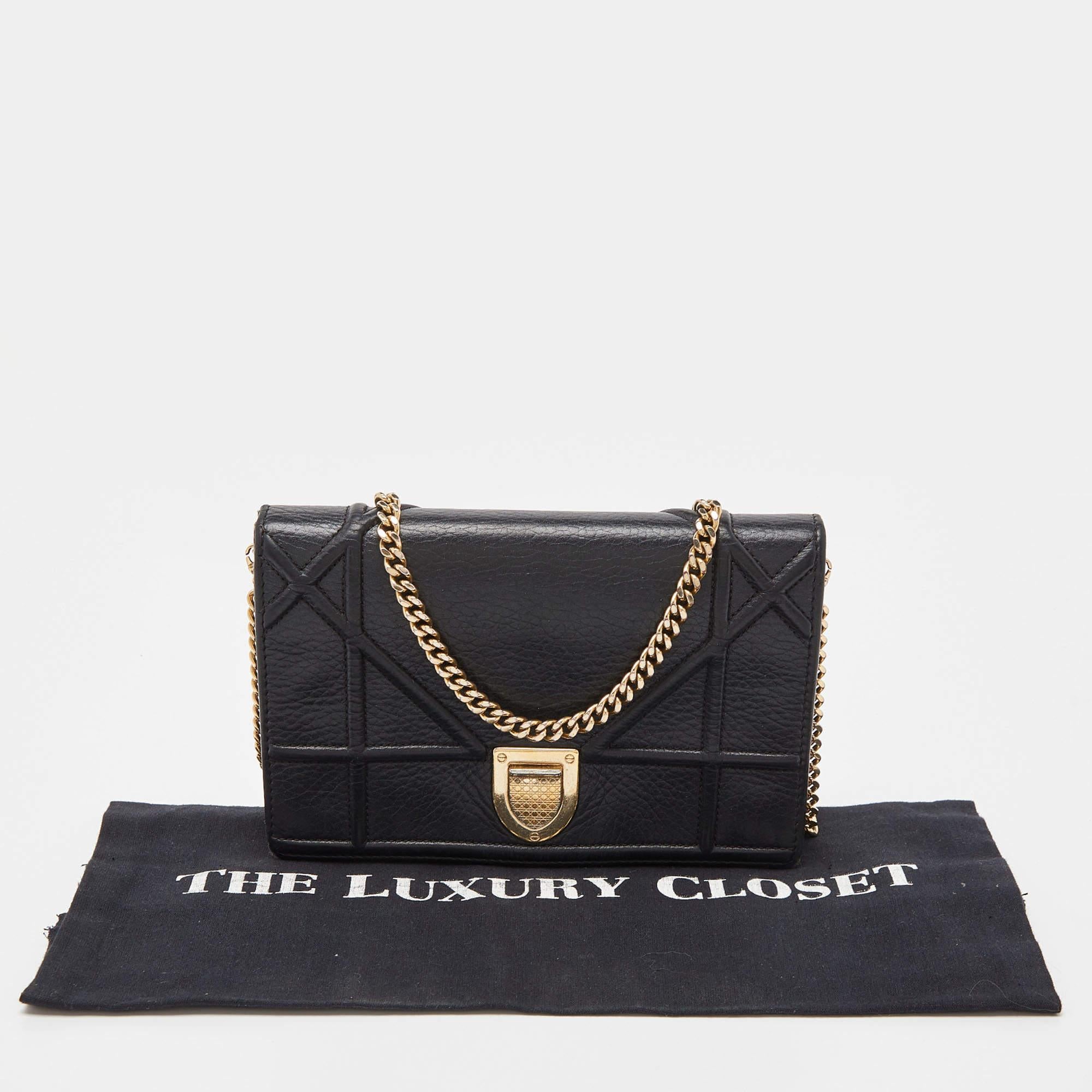 Diorama Portemonnaie aus schwarzem Leder an Kette von Dior im Angebot 7