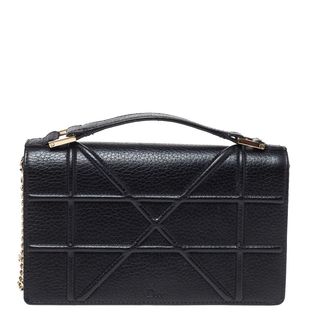 From its structured shape to its artistic craftsmanship, the Diorama bag sweeps us off our feet. Made in Italy, it is crafted from black leather and comes with magnetic closure on the flap to secure a fabric interior. The Wallet on Chain has a