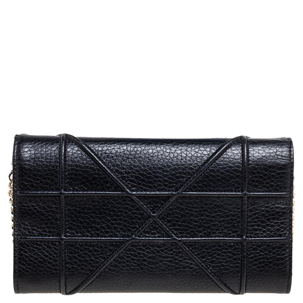 This Diorama wallet on chain is simply breathtaking! From its structured shape to its artistic craftsmanship, the Dior piece sweeps us off our feet. It has been crafted from black leather and is covered in the brand's signature Cannage pattern. A