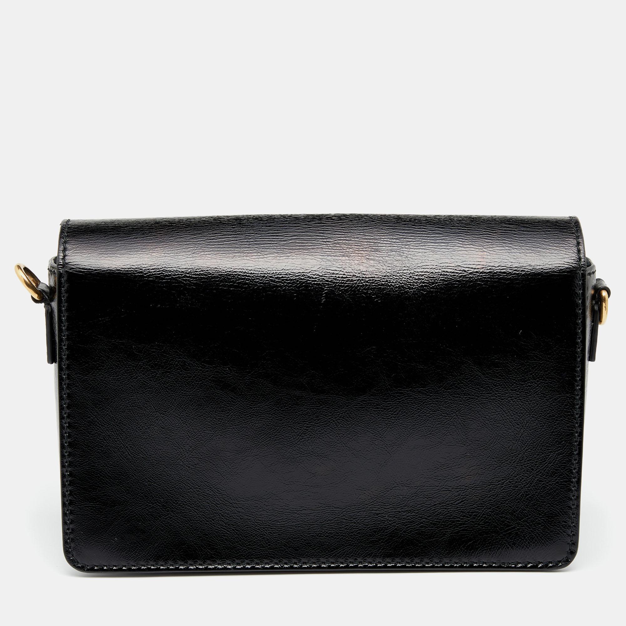 Carry a creation of wonder in your hand or shoulder with this incredible Dio(r)evolution bag by Dior. It is a visually-powerful accessory and a comfortably versatile one too! The bag combines black leather with gold-tone hardware to form a classic