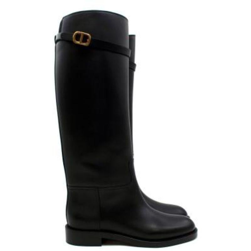 Dior Black Leather Empreinte Knee Boots

- Dior Empreinte boot
- Adjustable sliding strap 
- Gold-tone 'CD' signature
- Rounded toe
- Black calfskin
- Leather sole with star, Christian Dior's lucky symbol

Material
Leather

Made in Italy

PLEASE