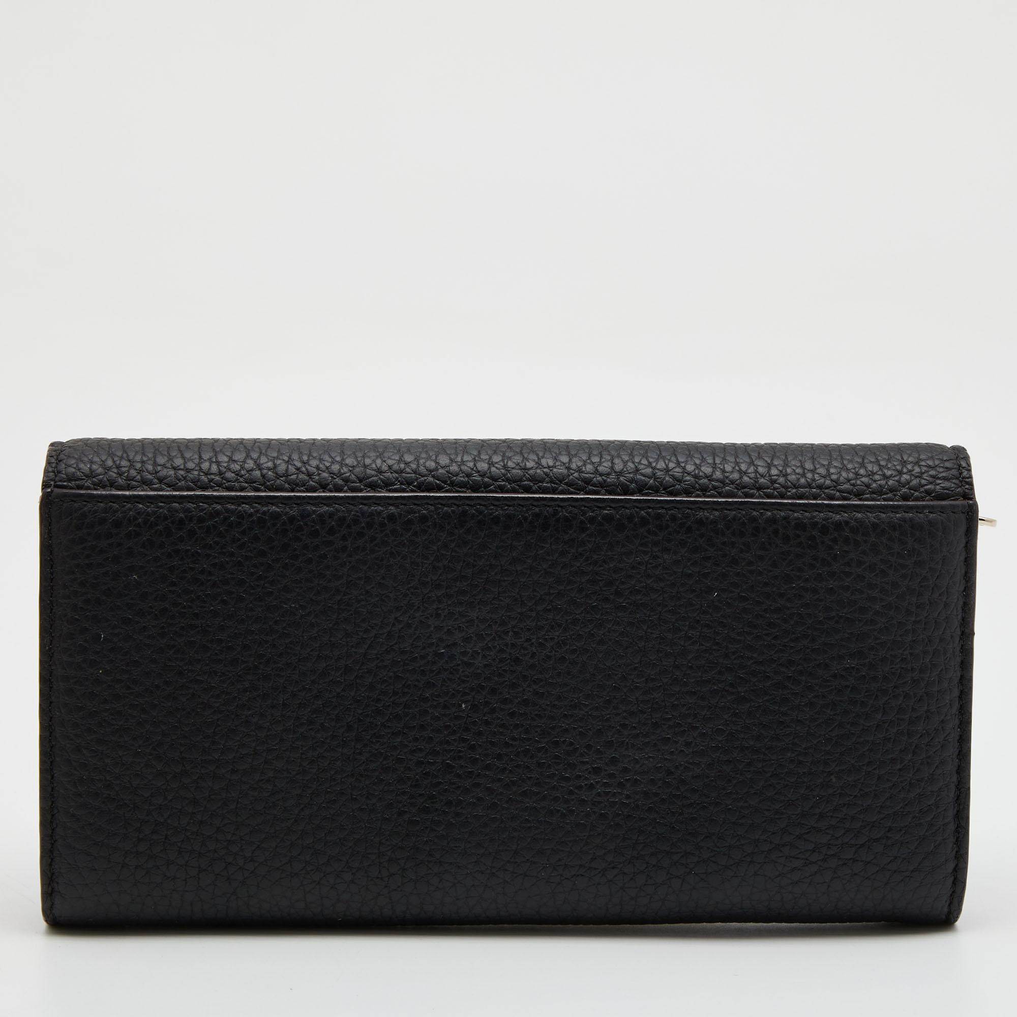 Store your card and cash in a refined way with the compartmentalized interior of this Dior wallet. Made from leather, its front flap is adorned with a gold-tone accent, and its functional design makes it easy to carry around.


