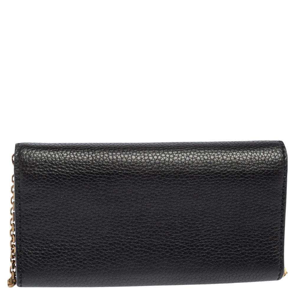 Die J'Adior WOC Tasche ist eine weitere investitionswürdige Kreation aus dem Hause Dior. Die aus Leder gefertigte Tasche mit Überschlag verfügt über einen charakteristischen goldfarbenen J'ADIOR-Handverschluss - ein luxuriöses Merkmal:: mit dem Sie