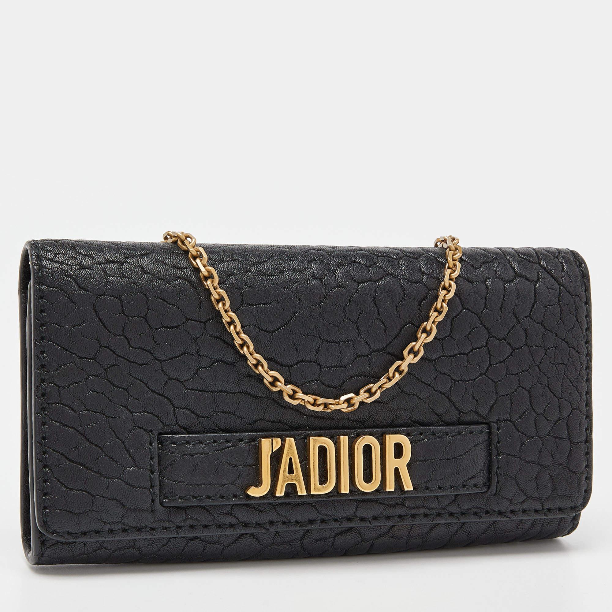Get the assurance of quality and style that never fades with this Dior Wallet On Chain. It is sewn using leather and the interior has a wallet-like layout with space for cards, cash, and coins. The Dior WOC is complete with a shoulder strap.

