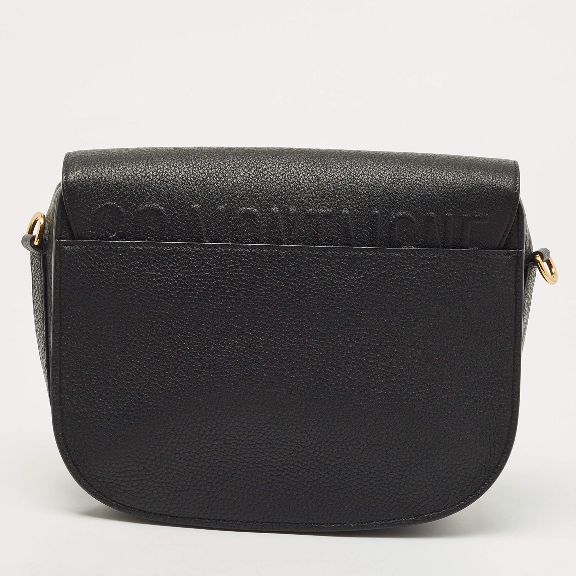 Le sac Bobby de Dior est un accessoire luxueux et polyvalent qui respire l'élégance. Fabriqué en cuir noir de haute qualité, il est doté d'un intérieur spacieux, d'un fermoir signature 