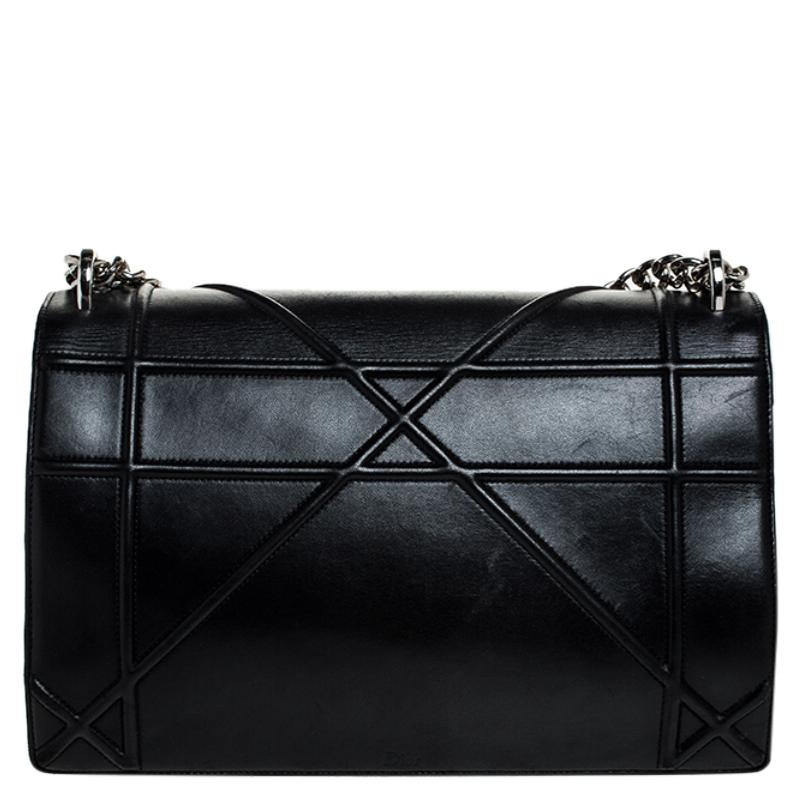 This Diorama bag is simply breathtaking! From its structured shape to its artistic craftsmanship, the bag sweeps us off our feet. It has been crafted from black leather and covered in the brand's signature Cannage pattern. A magnetic closure on the