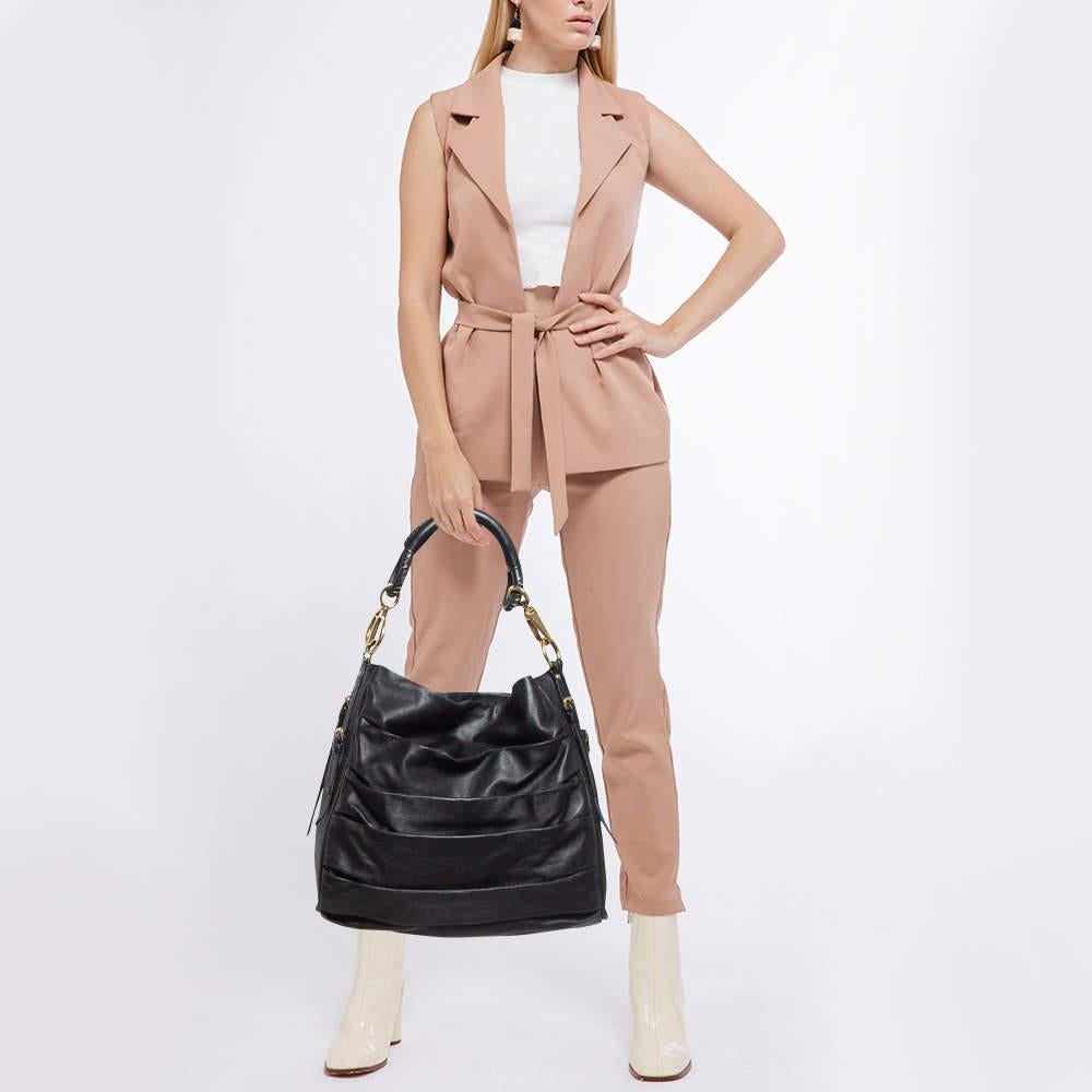 This Dior hobo is tailored to exude finesse and functionality while completing your ensemble with style. It features a well crafted exterior adorned in a black hue and a spacious interior. Add some extra style to your everyday looks with this