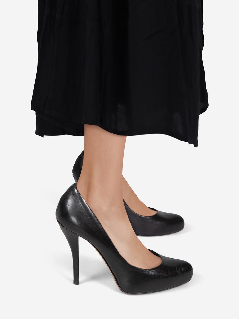 CONDIZIONE: molto buona. I tacchi presentano un'usura minima. Abrasioni in tutte le aree di entrambe le scarpe di questo articolo usato di rivendita della griffe Dior.
 

 

 

 Dettagli
 

 

 Nero
 

 Pelle
 

 Pompe
 

 Punta del piede
 

