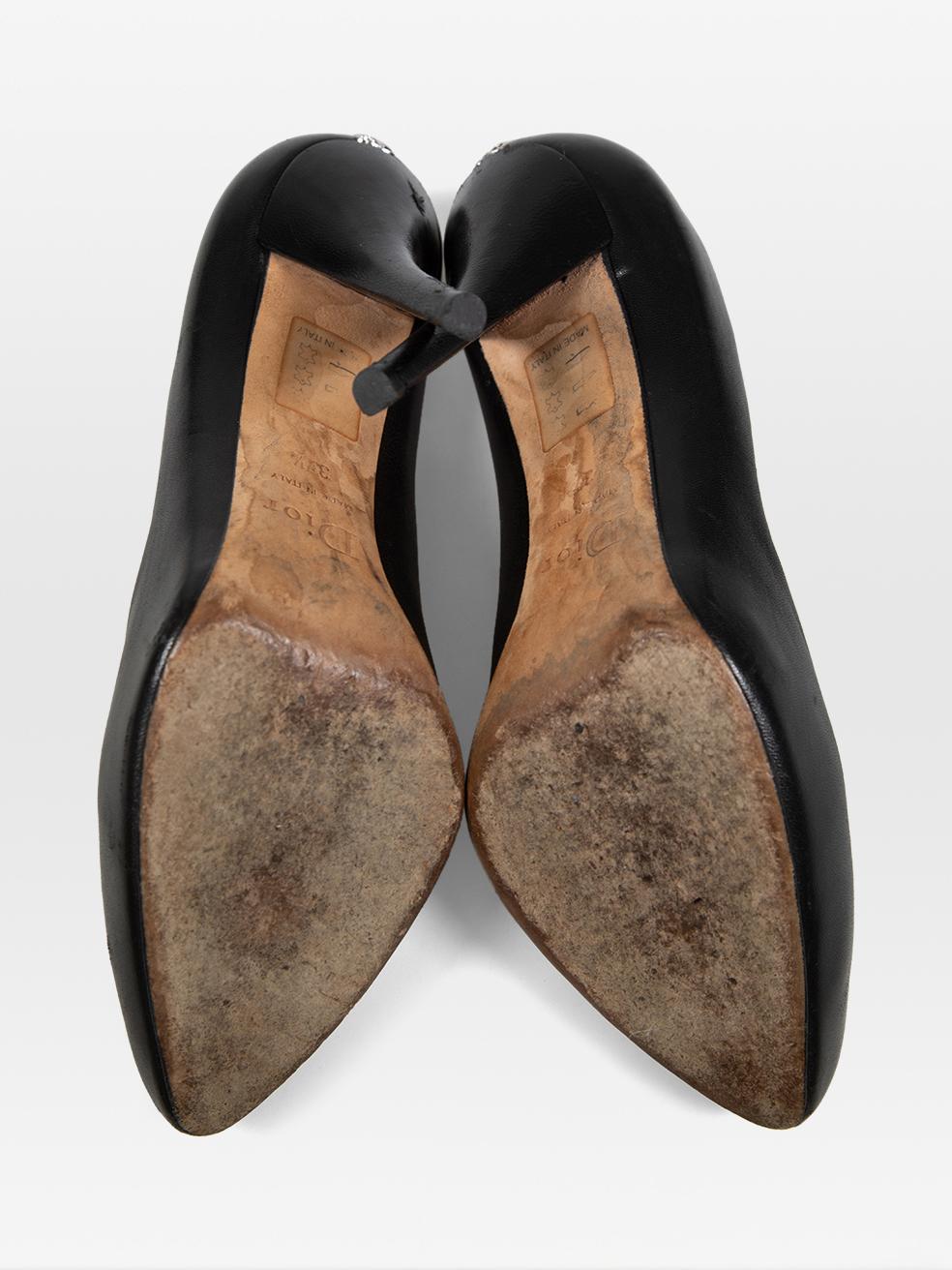 Dior Pumps in pelle nera con logo hardware misura IT 37,5 In condizioni ottime in vendita a London, GB