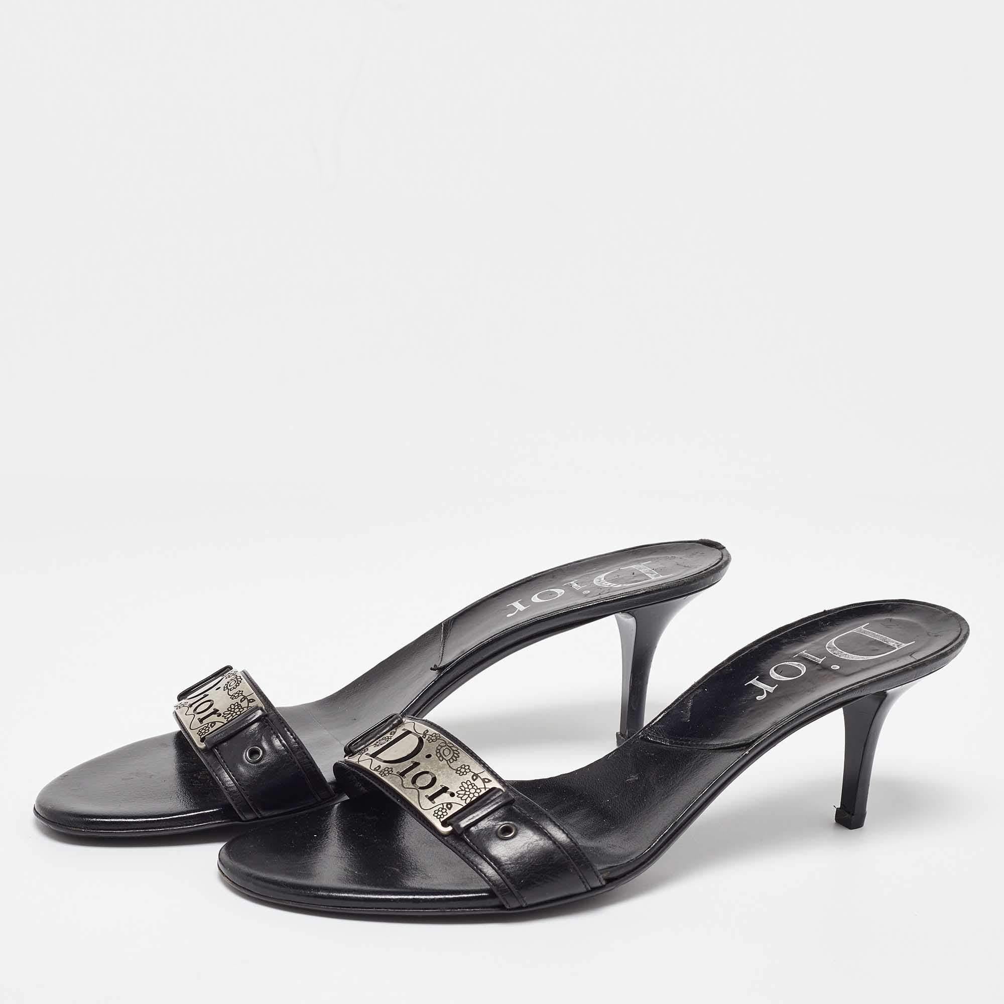 These sandals will frame your feet in an elegant manner. Crafted from quality materials they display a classy design and comfortable insoles.