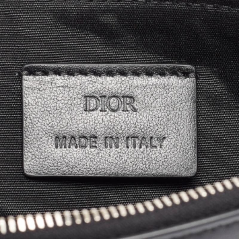 Diese Tasche beweist die Kompetenz der Marke bei der Herstellung langlebiger und signifikanter Stücke. Er wurde aus hochwertigen MATERIALEN hergestellt, ist mit einem perfekt dimensionierten Innenraum ausgestattet und verkörpert ein schickes Display.