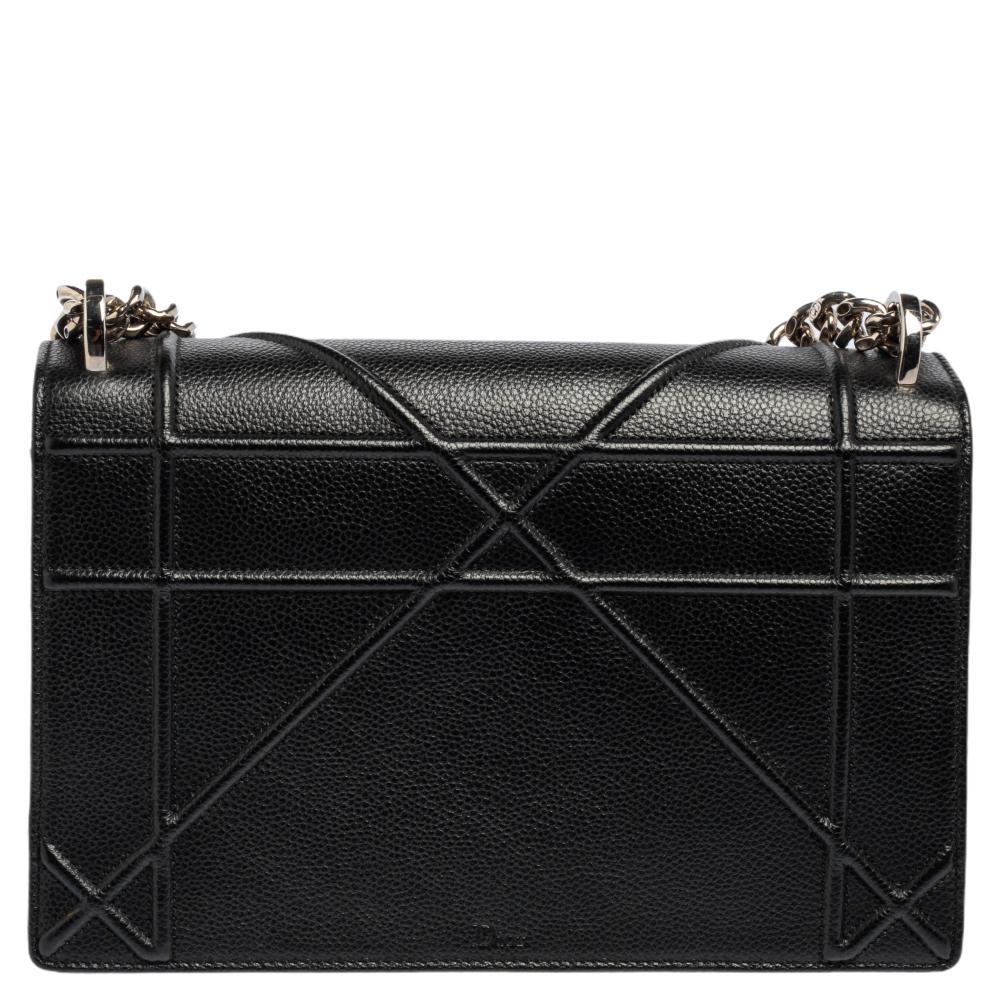This Diorama bag is simply breathtaking! From its structured shape to its artistic craftsmanship, the bag sweeps us off our feet. It has been crafted from black leather and covered in the brand's signature Cannage pattern. Magnetic closure on the