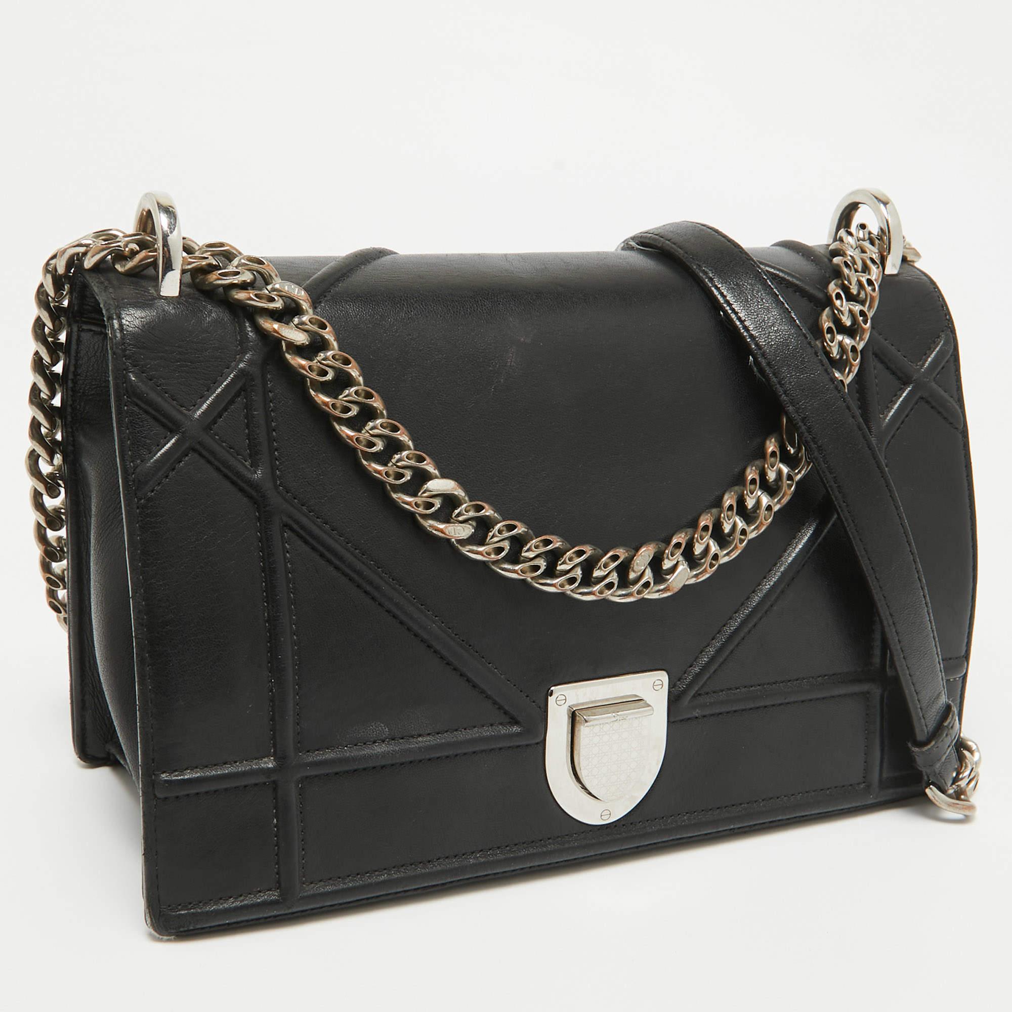 Introduced in Spring/Summer 2015 runaway the Diorama embodies refined shape and celebrates femininity through its artistic design. The signature Cannage pattern and its silver tone accents bring out the appeal of this Dior bag. Made from leather it