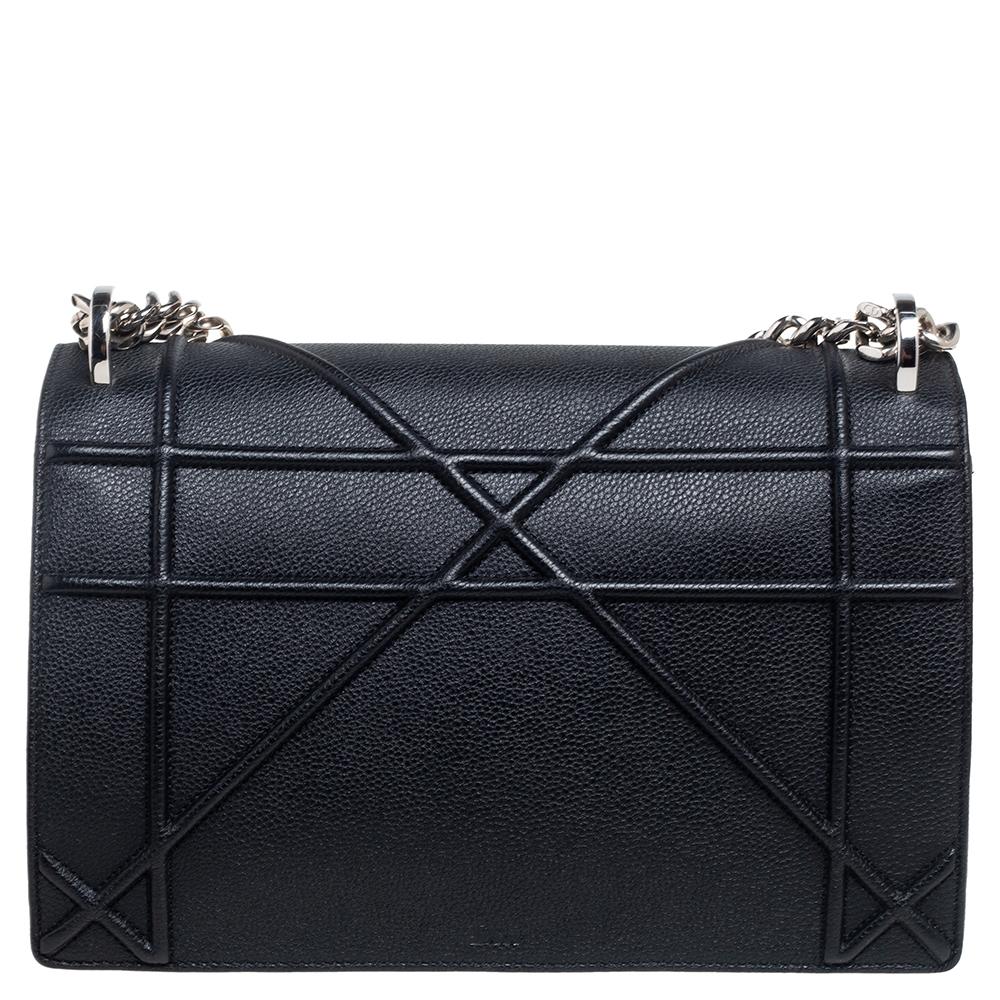 This Diorama bag is simply breathtaking! From its structured shape to its artistic craftsmanship, the bag sweeps us off our feet. It has been crafted from black leather and covered in the brand's signature Cannage pattern. A magnetic closure on the