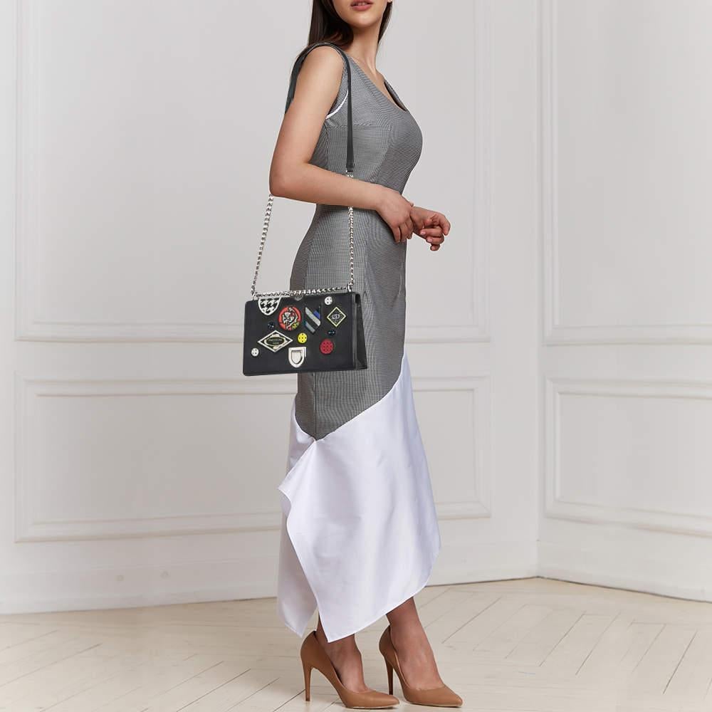 Con questa borsa a tracolla di design potrai portare con te i tuoi oggetti essenziali con estrema facilità e stile. È stato realizzato con materiali di alta qualità per essere un accessorio di spicco.