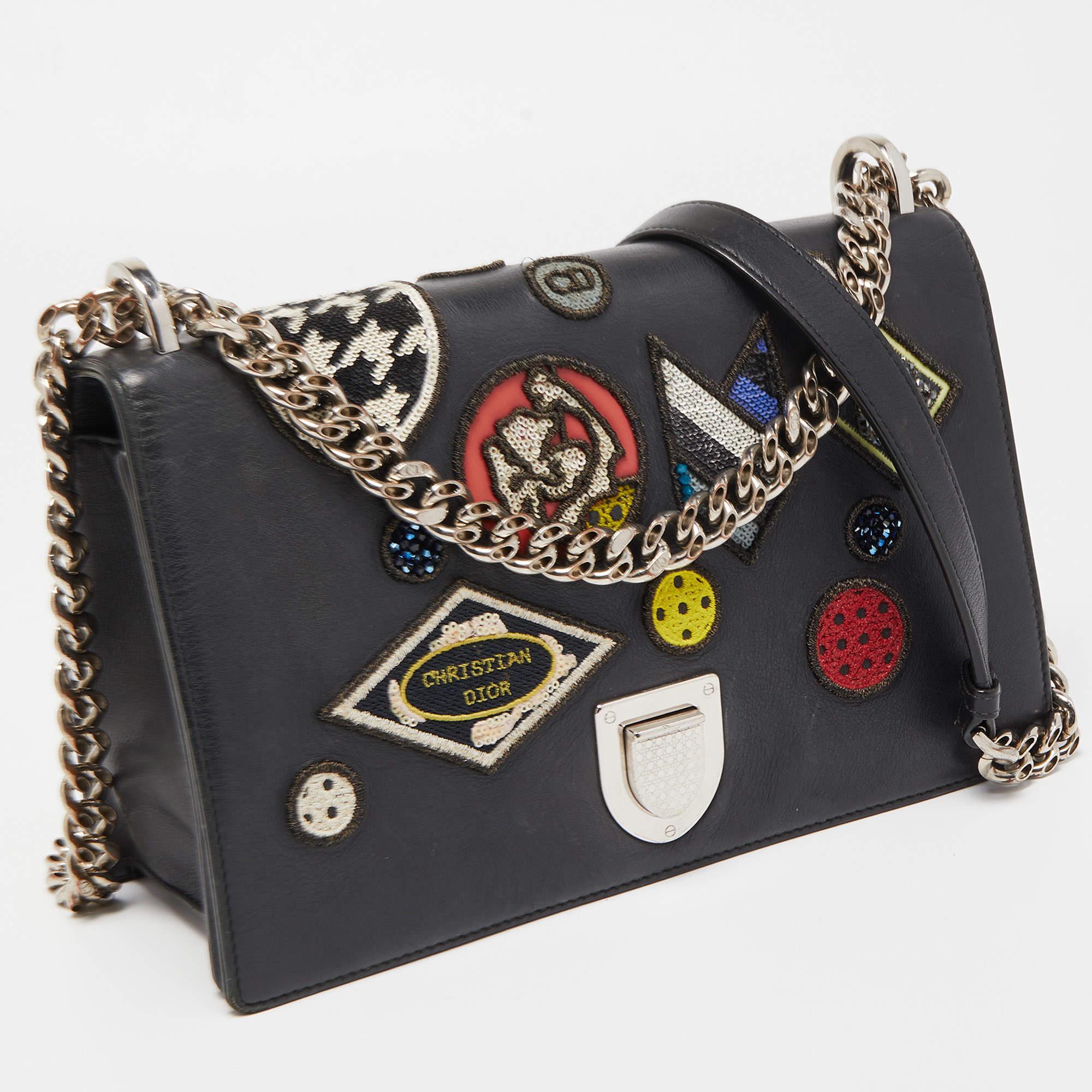 This Dior Diorama bag for women is an example of the brand's fine designs that are skillfully crafted to project a classic charm. It is a functional creation with an elevating appeal.

