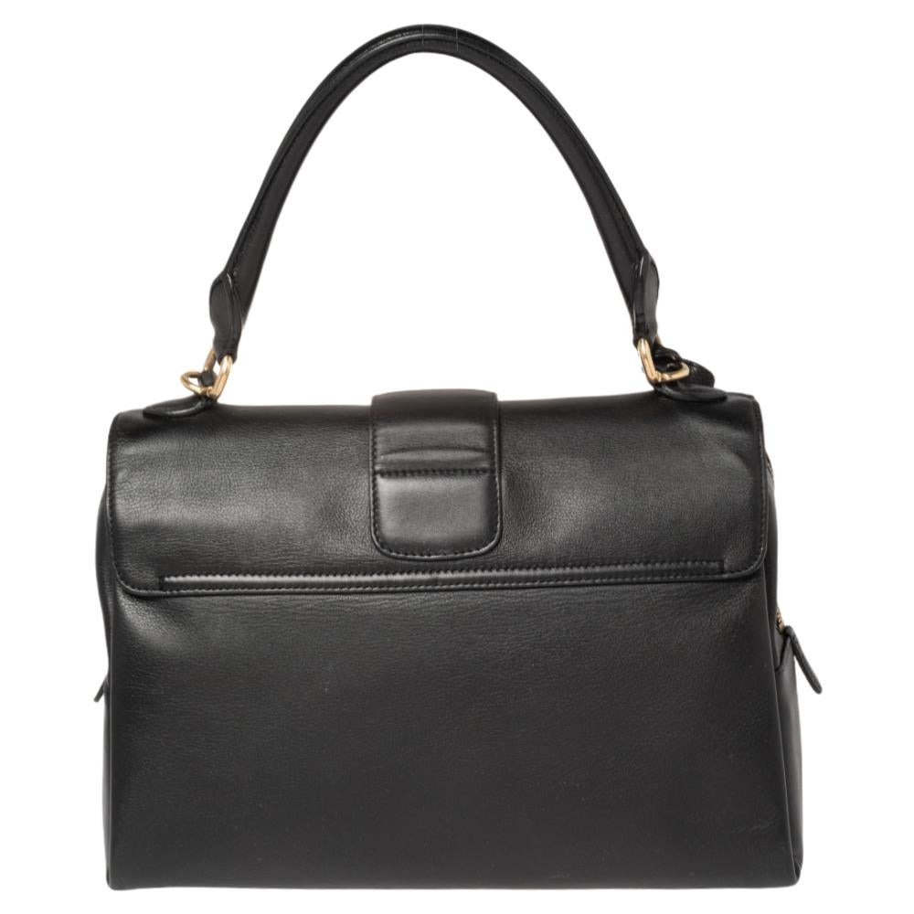 Questa borsa New Lock della maison Dior è un modello da portare sempre con sé, stagione dopo stagione. È stata realizzata in pelle nera e presenta uno stile a patta. È dotato di una tracolla oltre che di un manico superiore. La borsa strutturata si